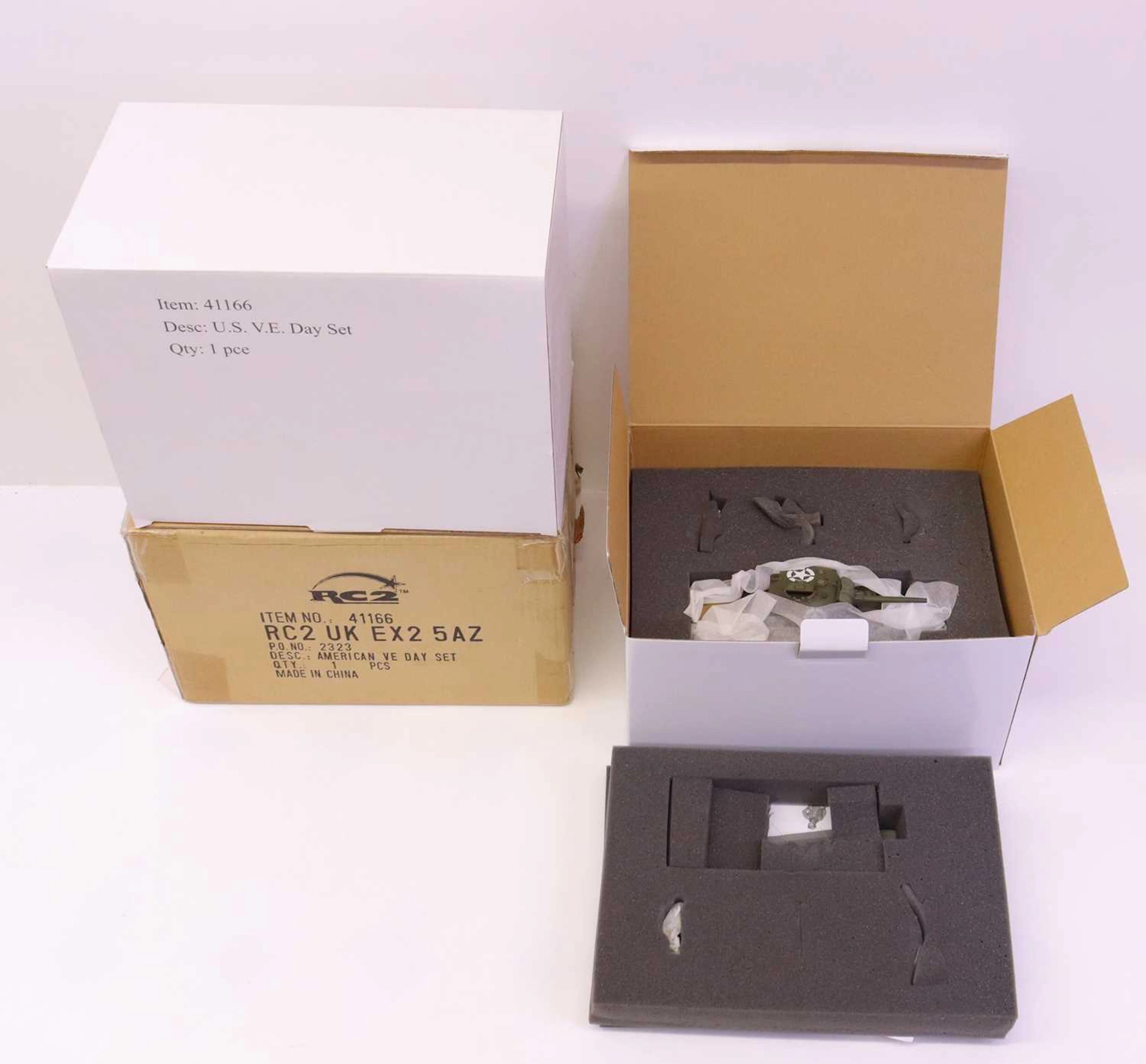 Lot 501 - A Britains No. 41166 US VE Day gift set