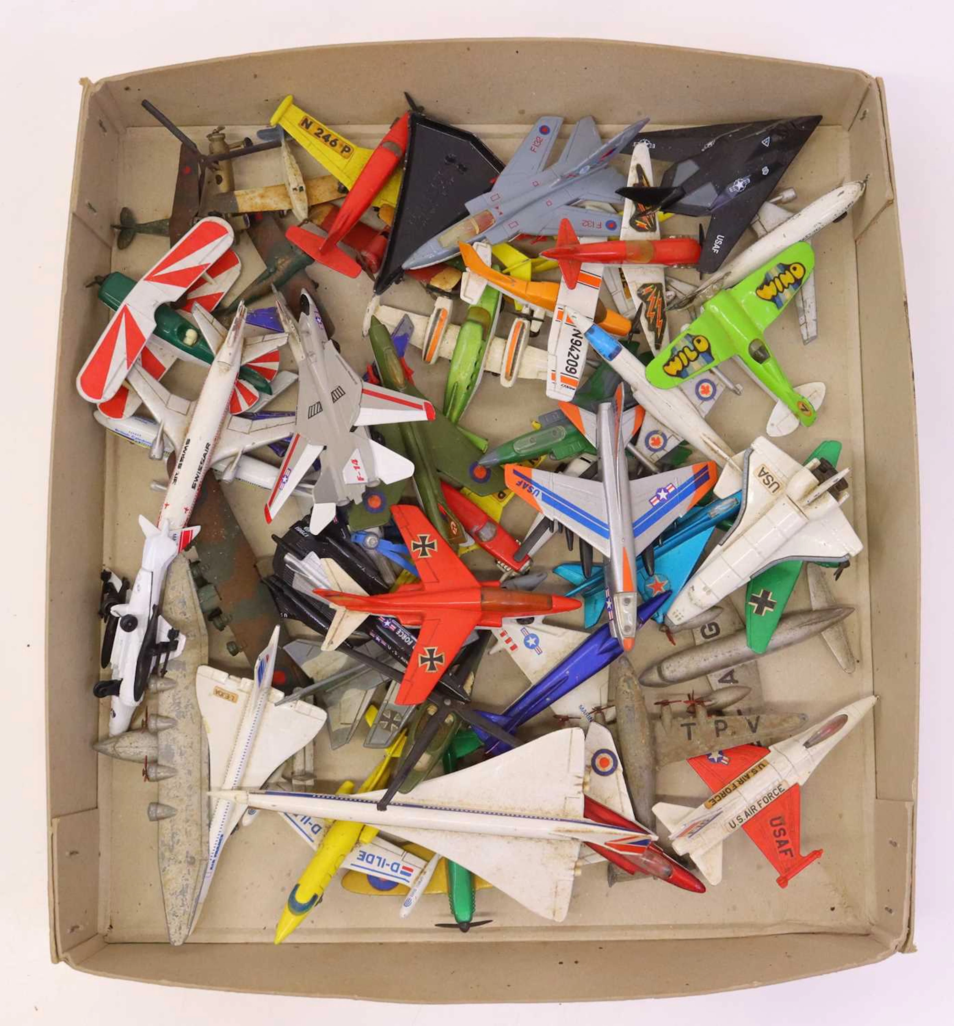 Lot 118 - a small collection of loose and playworn