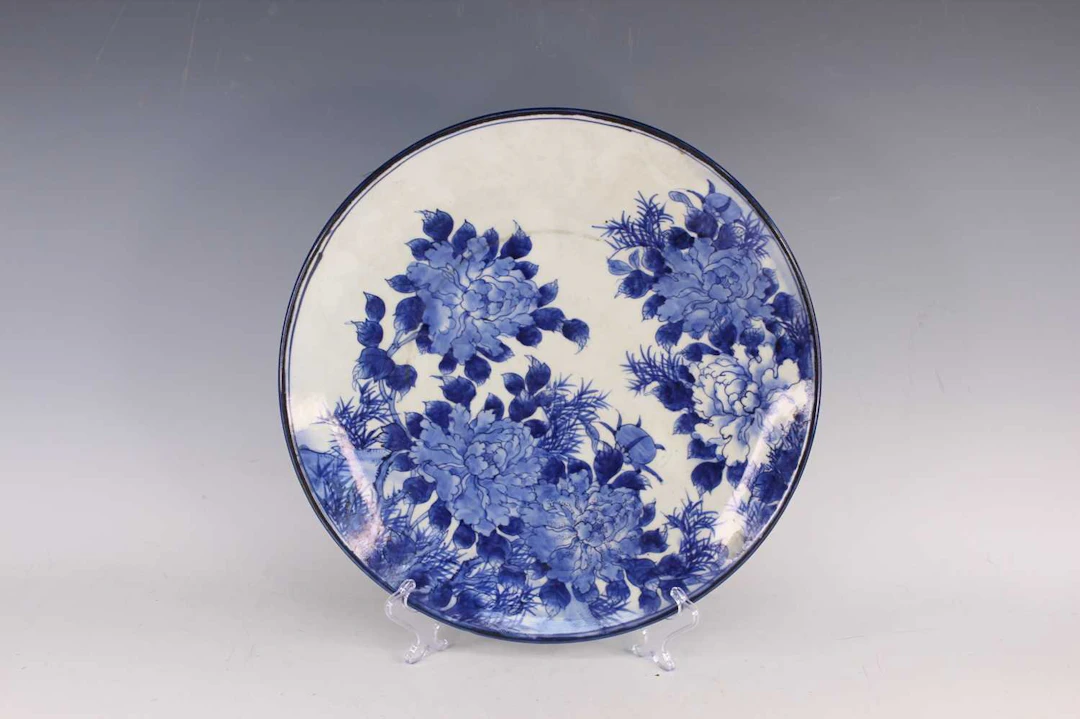 Lot 193 - A large Japanese Arita blue and white