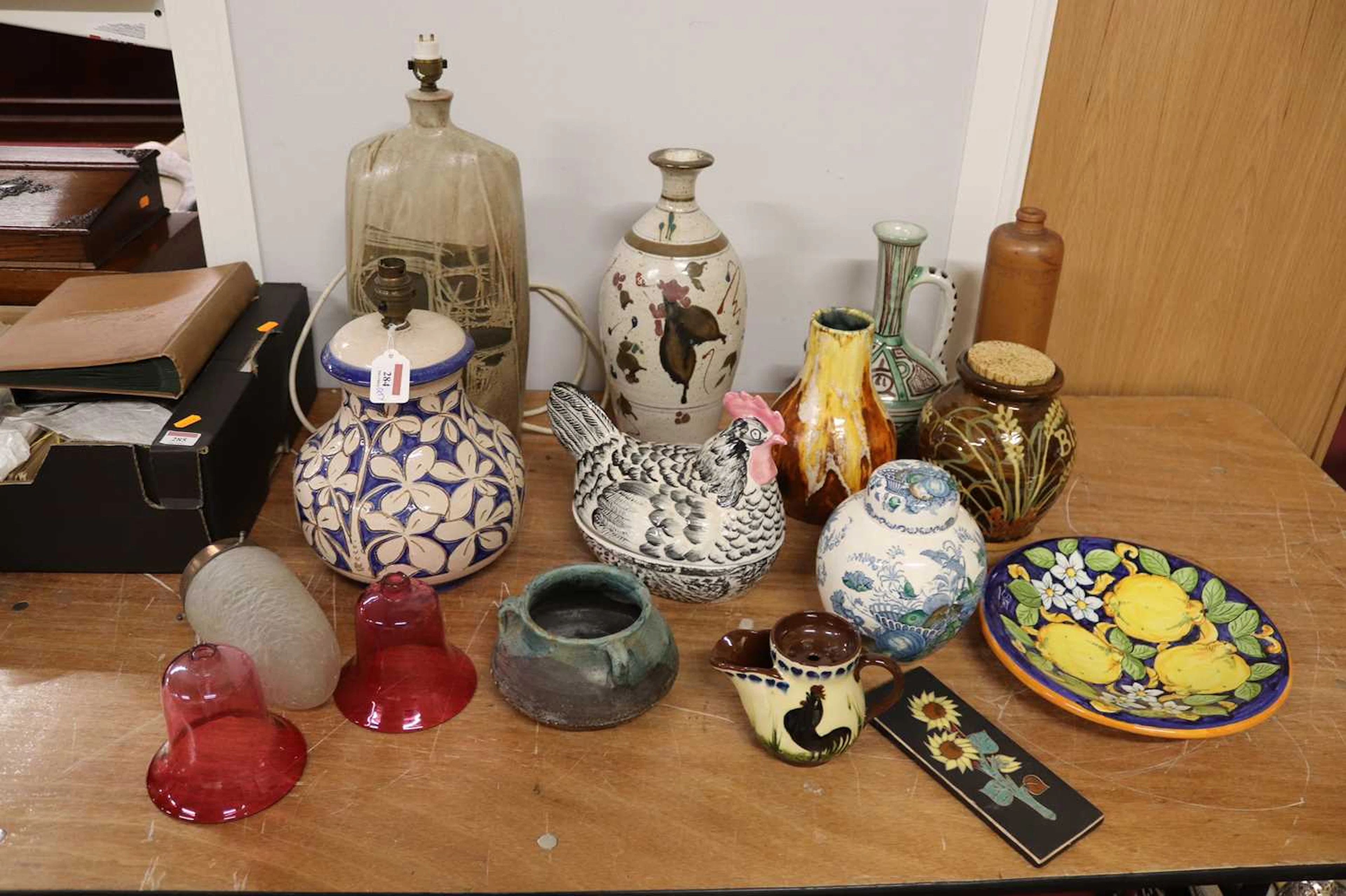 Lot 284 - A collection of ceramics, to include a