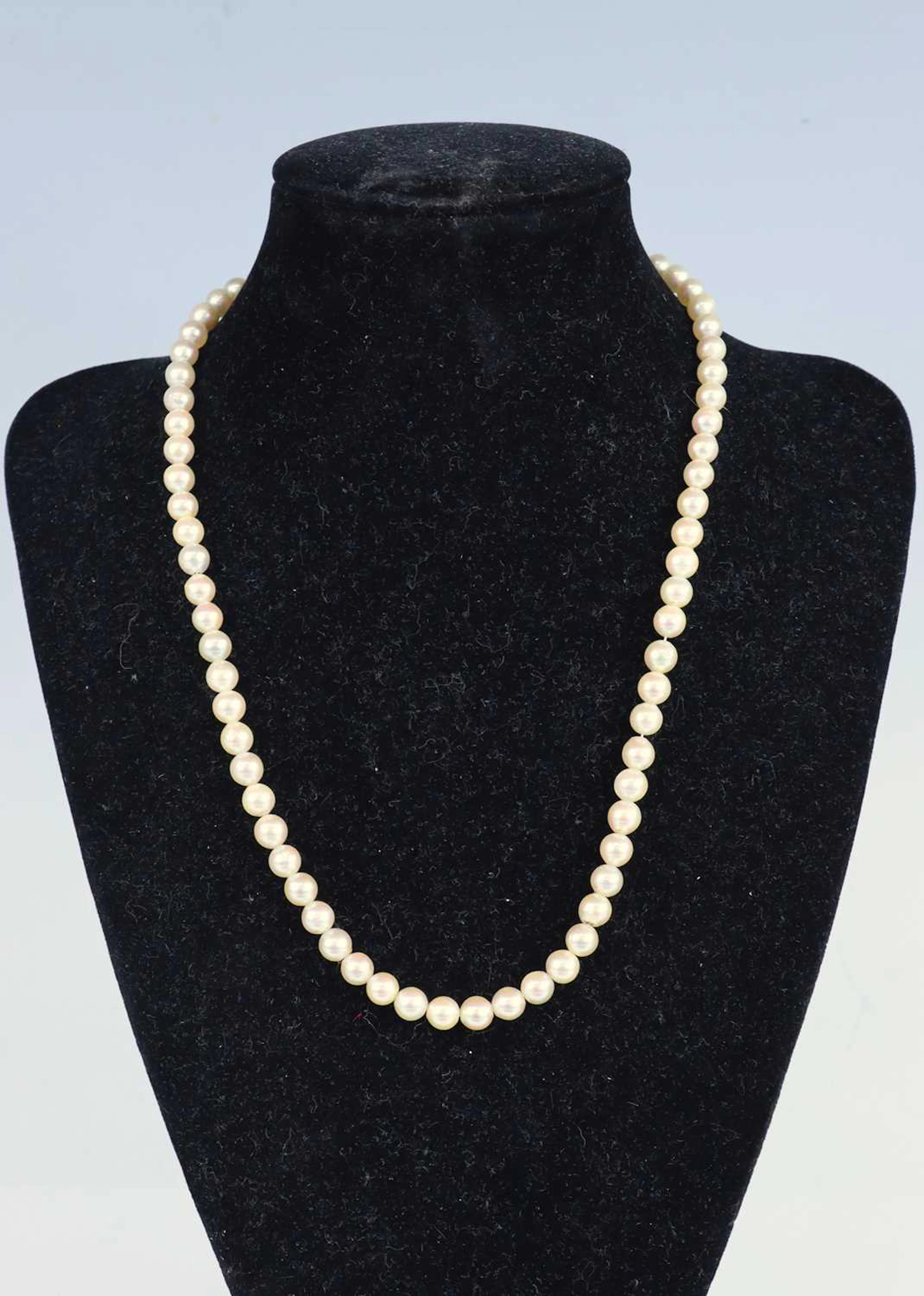 Lot 2720 - A single row of seventy 5.5 to 6.5mm