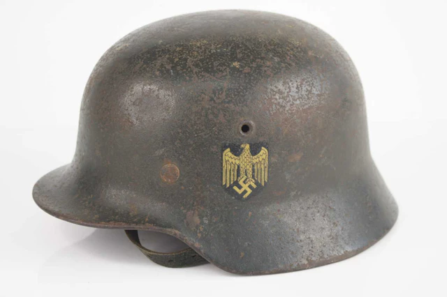 Lot 1259 - A German M40 steel helmet, having single