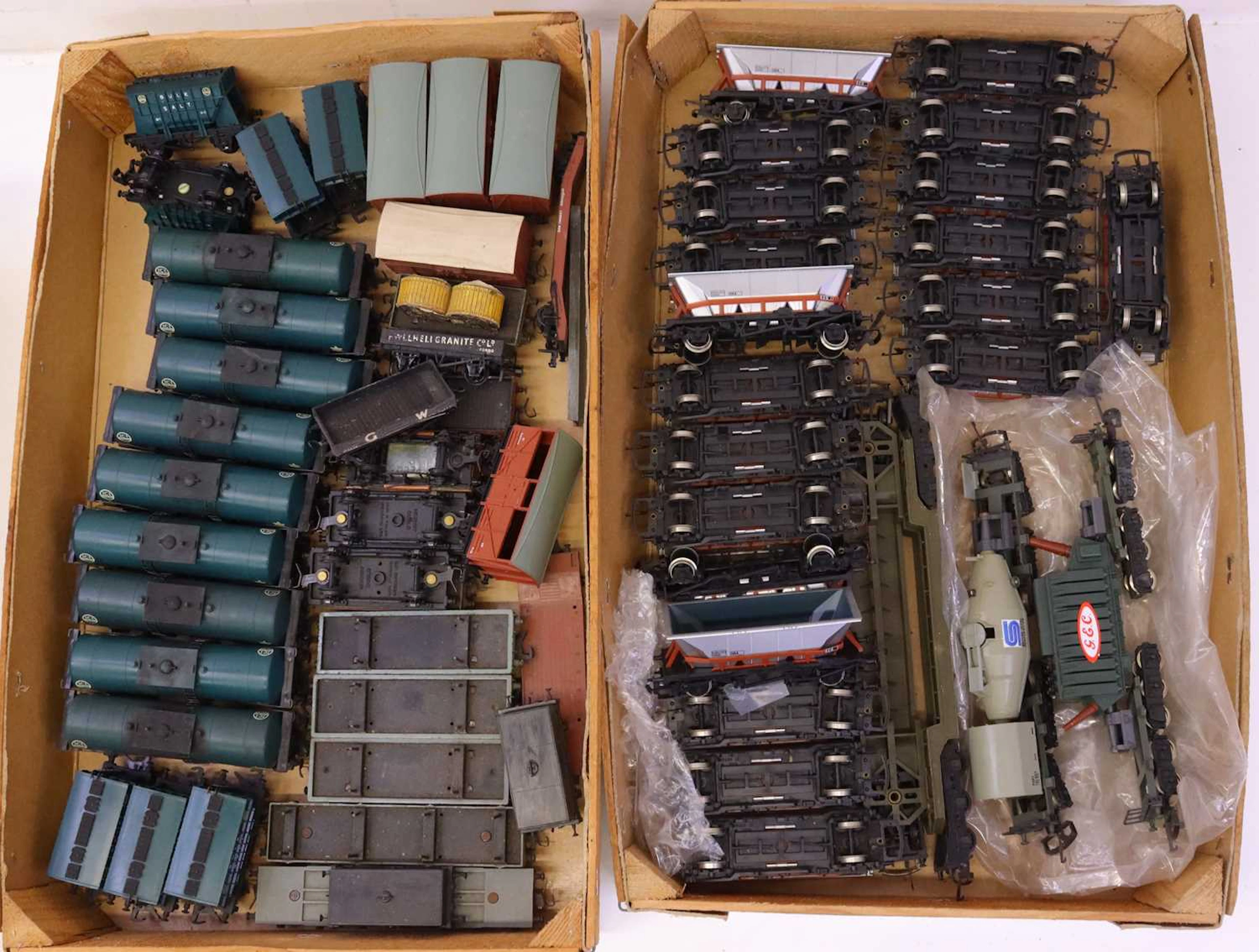 Lot 604 - Two trays containing various 00 gauge wagons