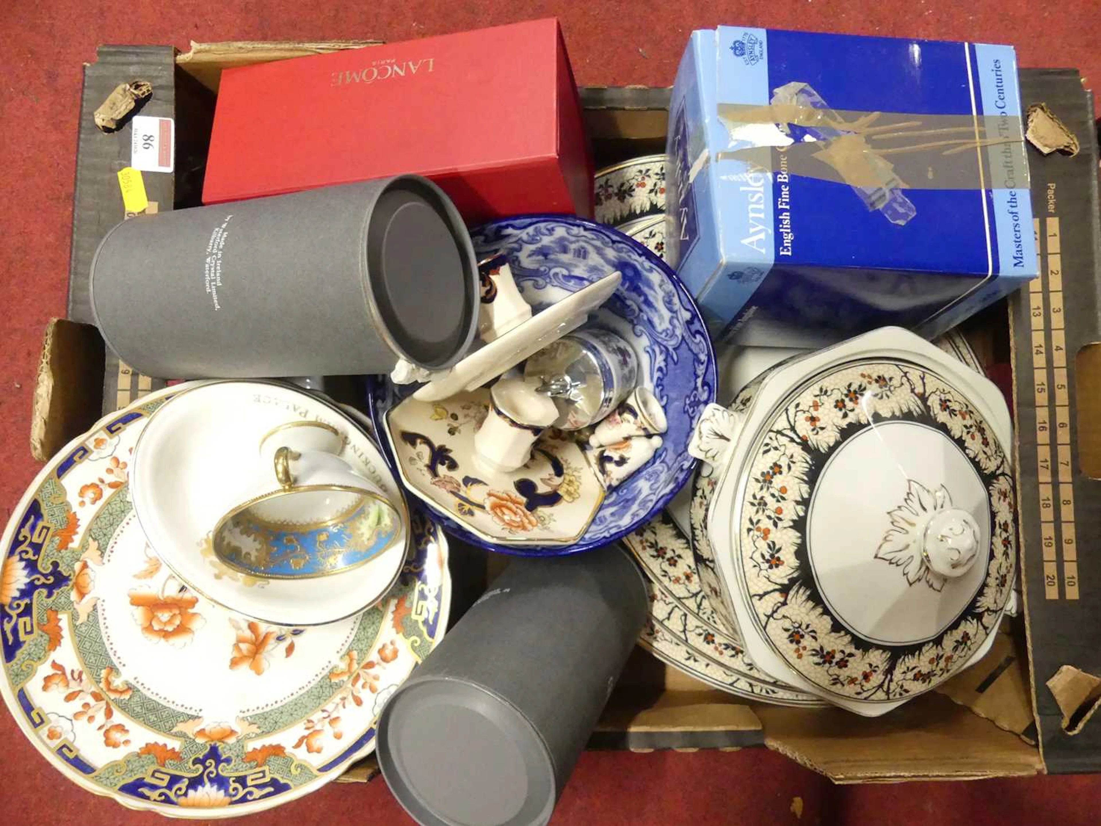 Lot 86 - A collection of ceramics and glass, to