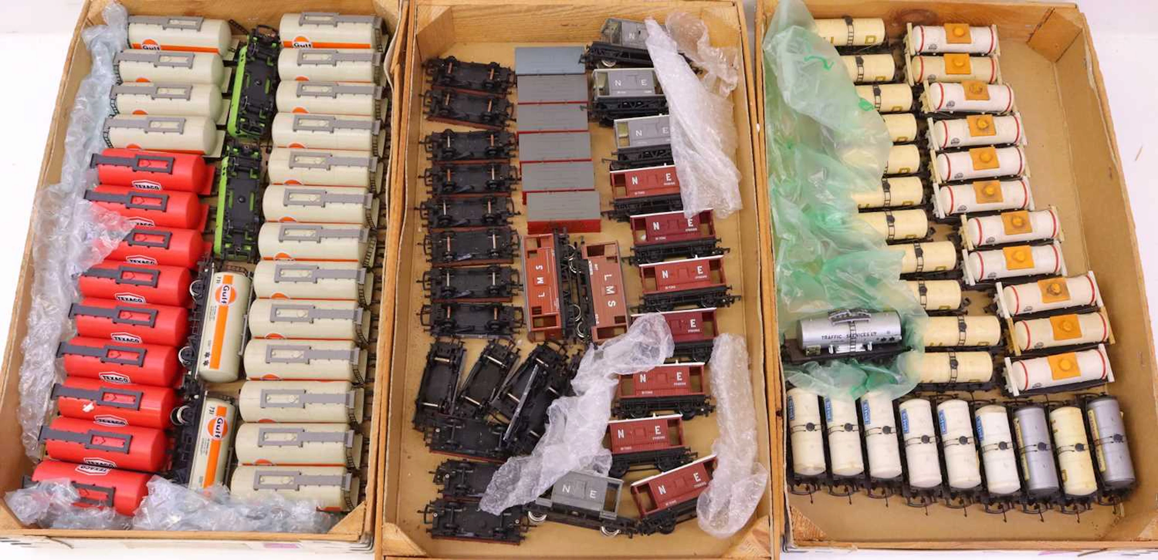 Lot 439 - Three trays containing various 00 gauge