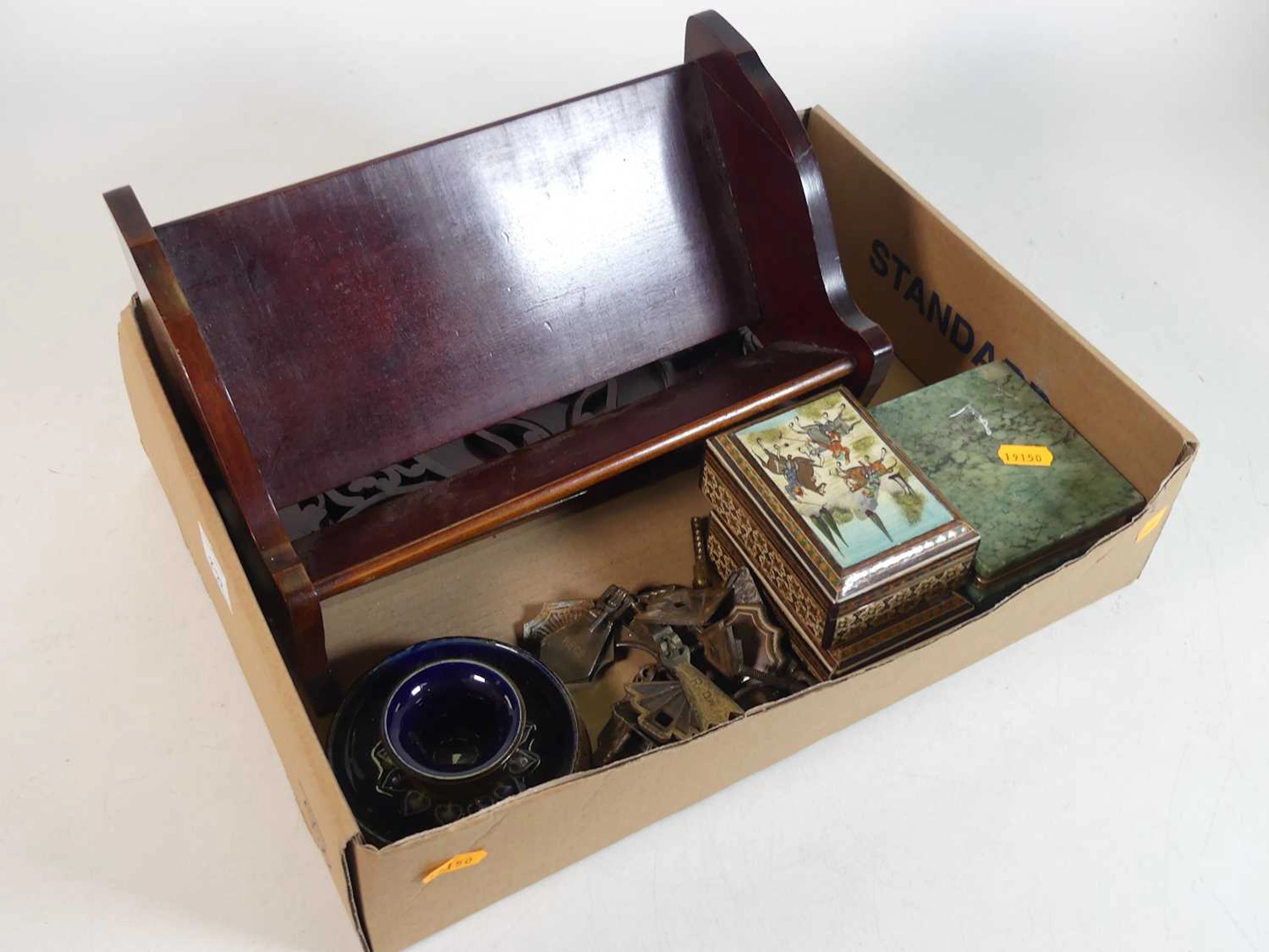 Lot 588 - A collection of items to include an