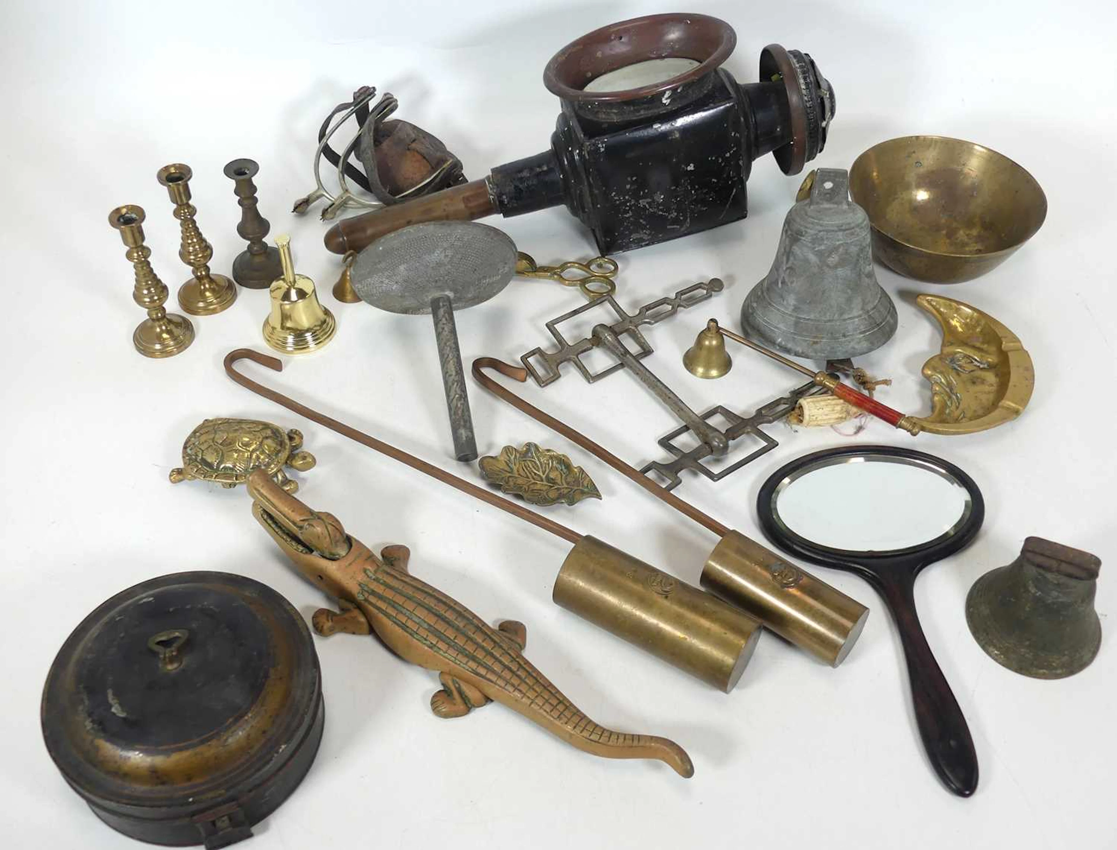 Lot 129 - A collection of metal ware to include a 19th