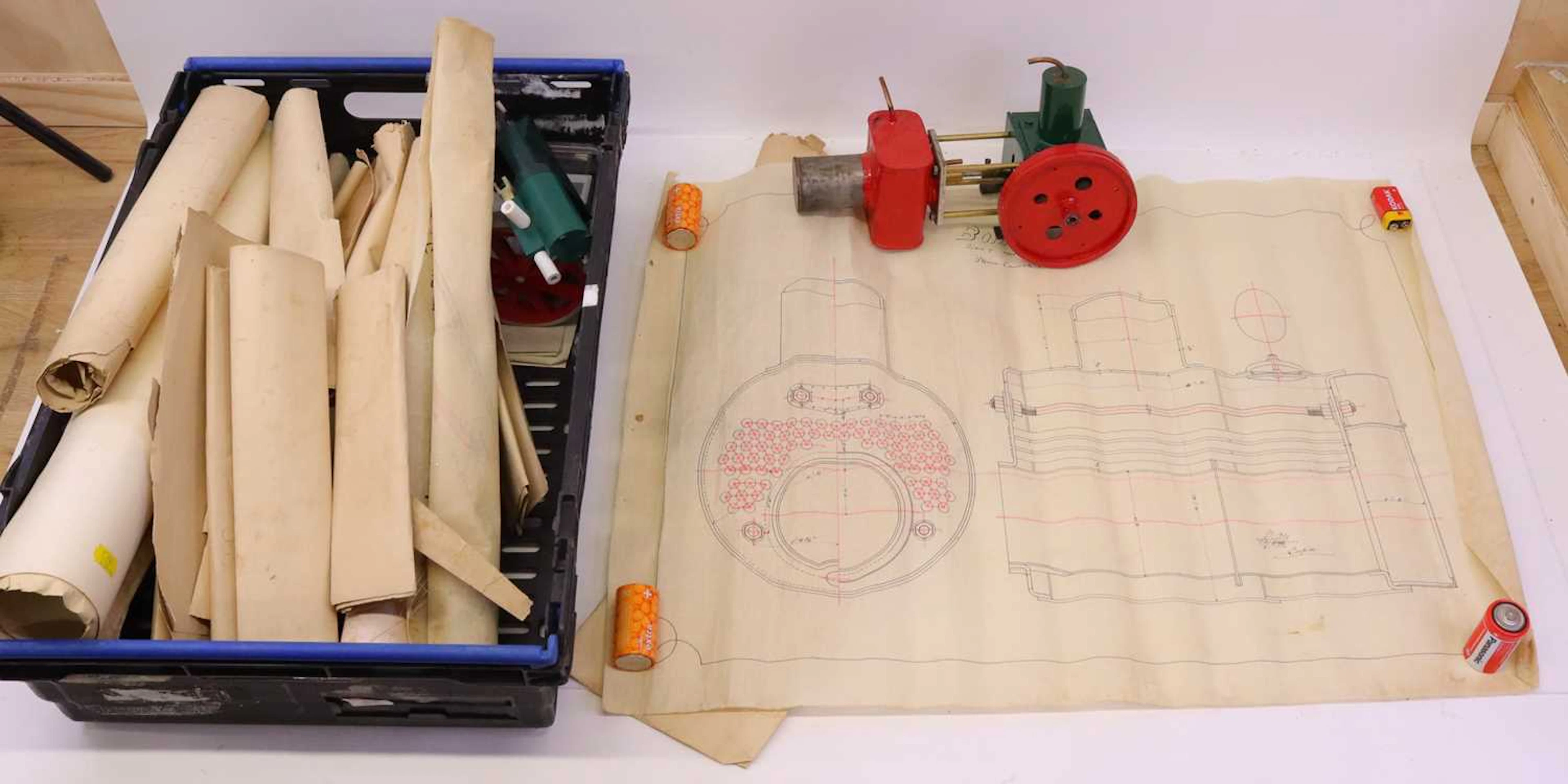 Lot 458 - One tray containing various steam-related