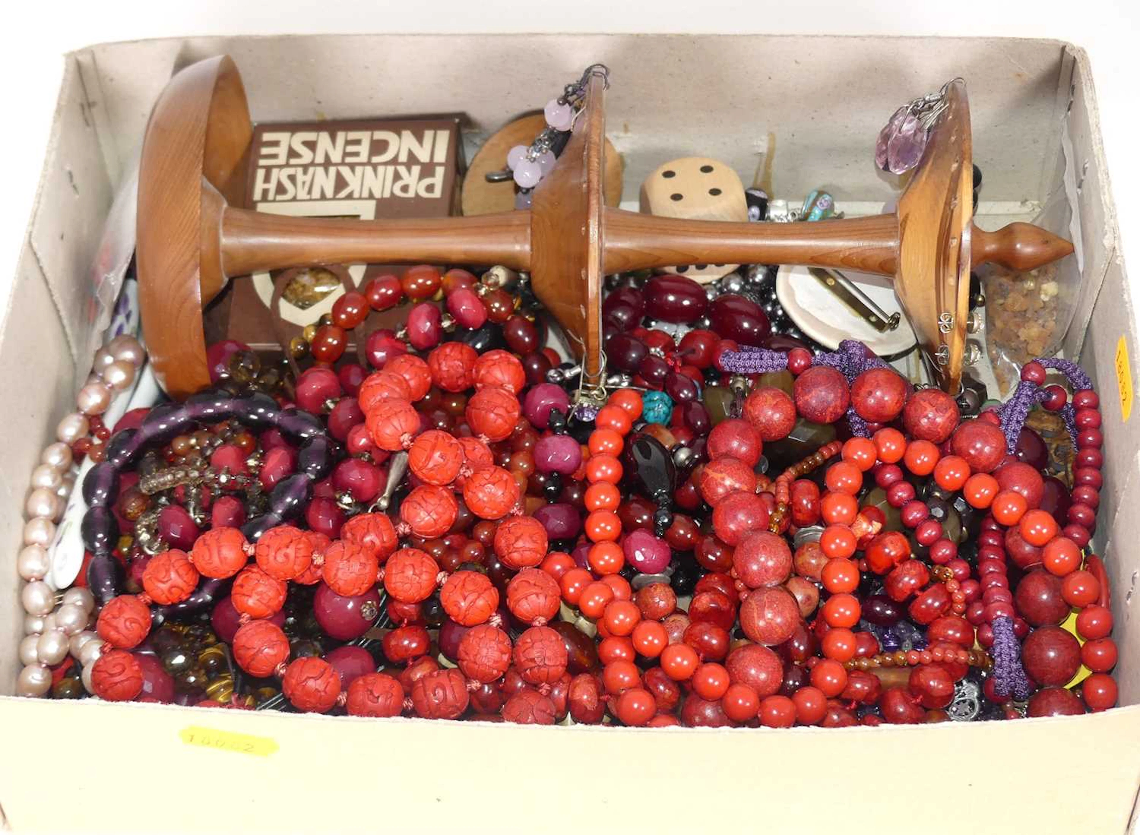 Lot 235 - A collection of assorted costume jewellery