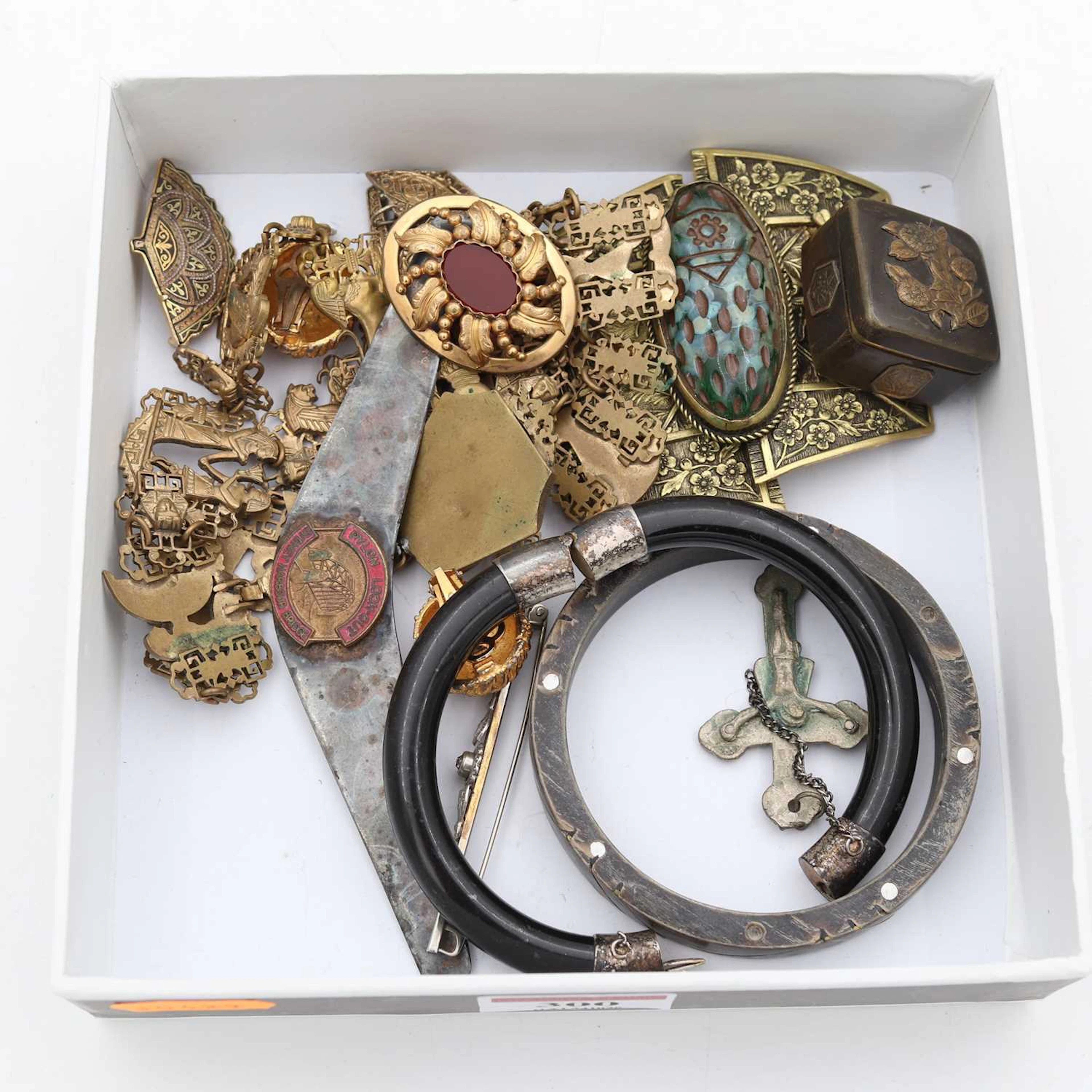 Lot 300 - A collection of jewellery, to include a gilt