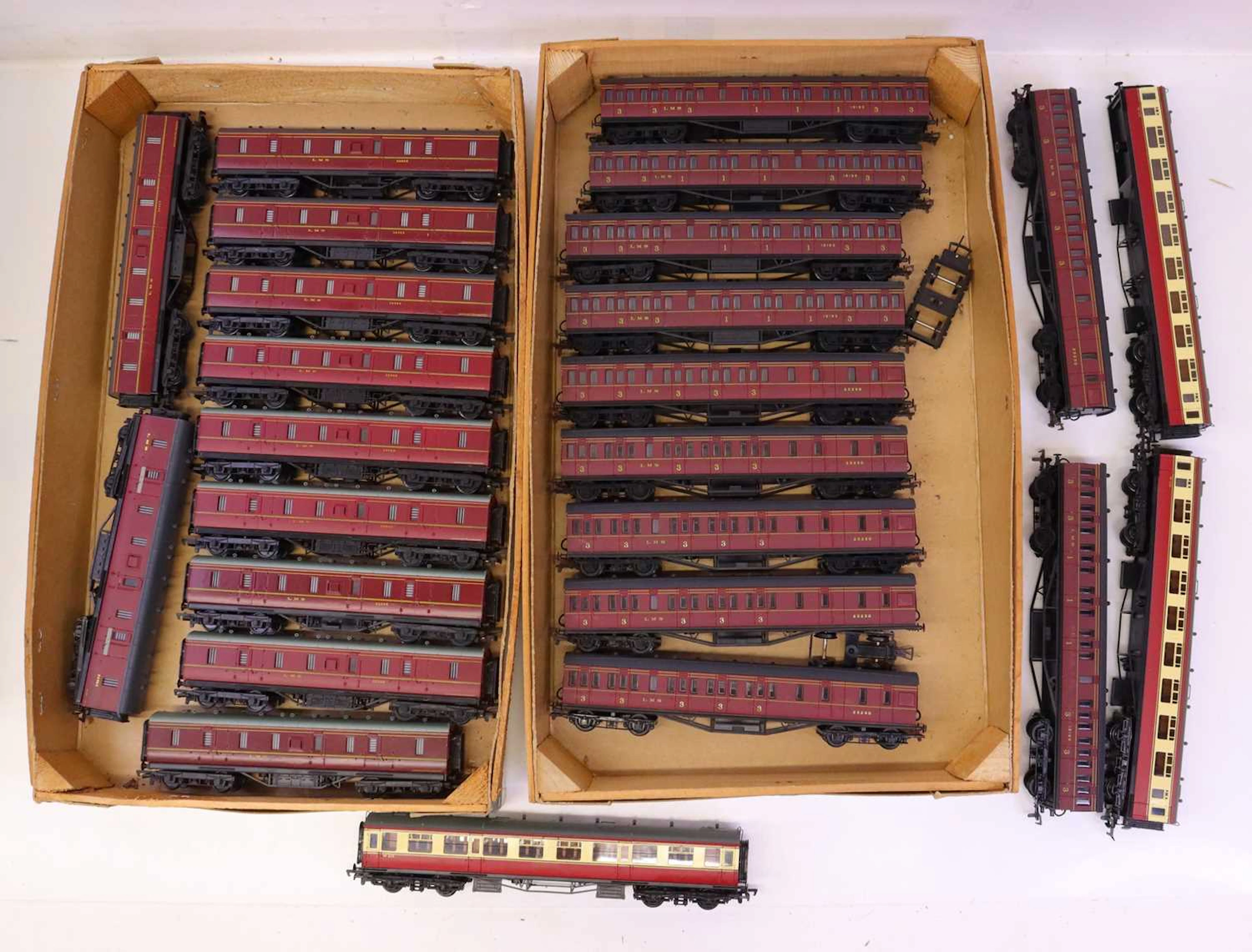 Lot 440 - Two trays containing various 00 gauge