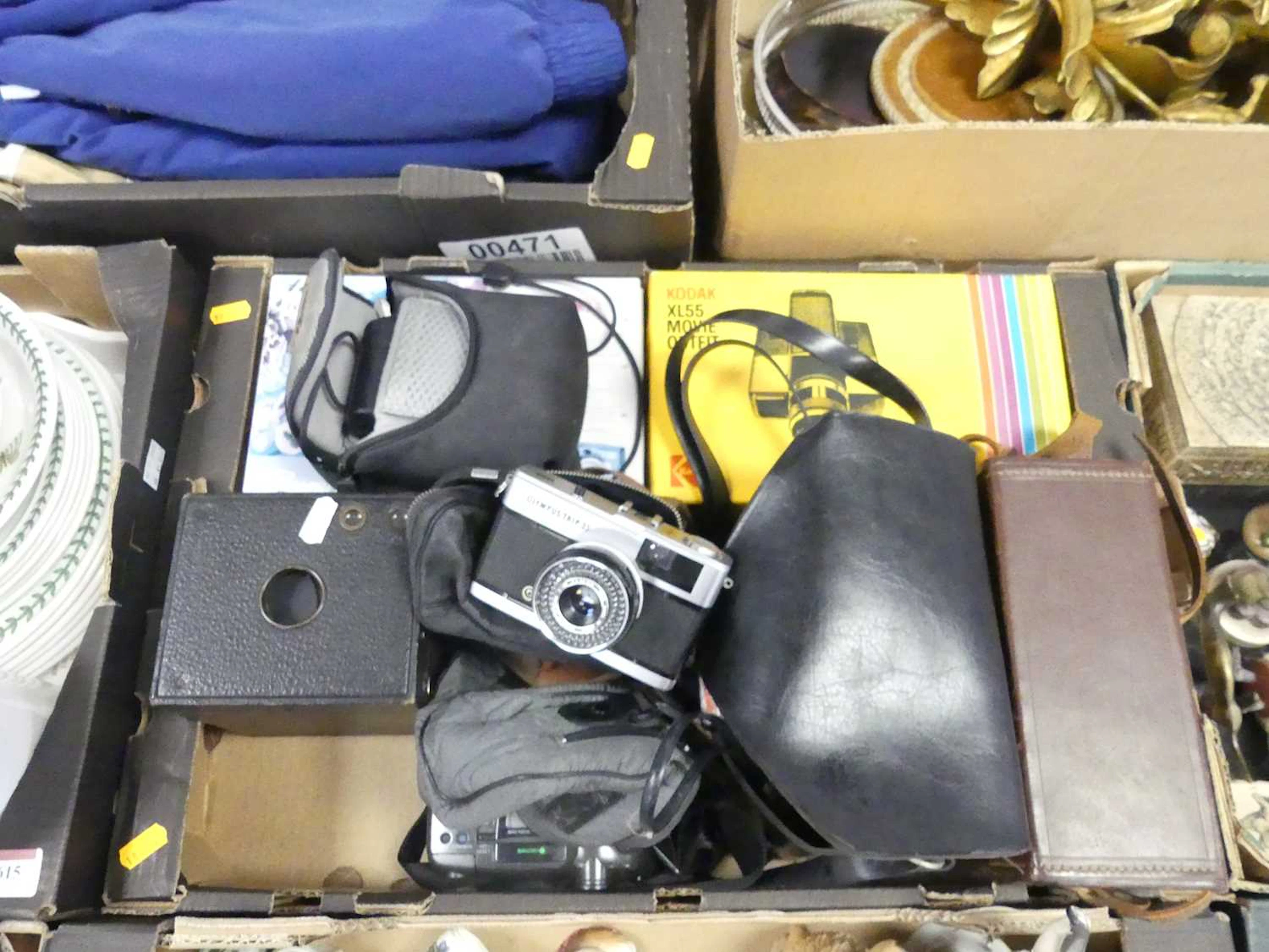 Lot 614 - A collection of cameras and related
