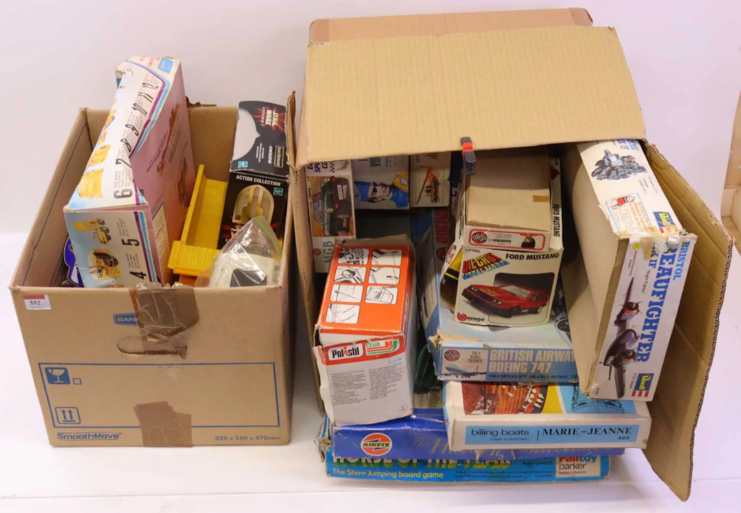Lot 552 - Two boxes containing various plastic kits