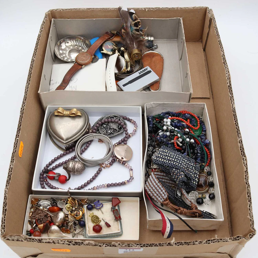 Lot 311 - A collection of costume jewellery, to
