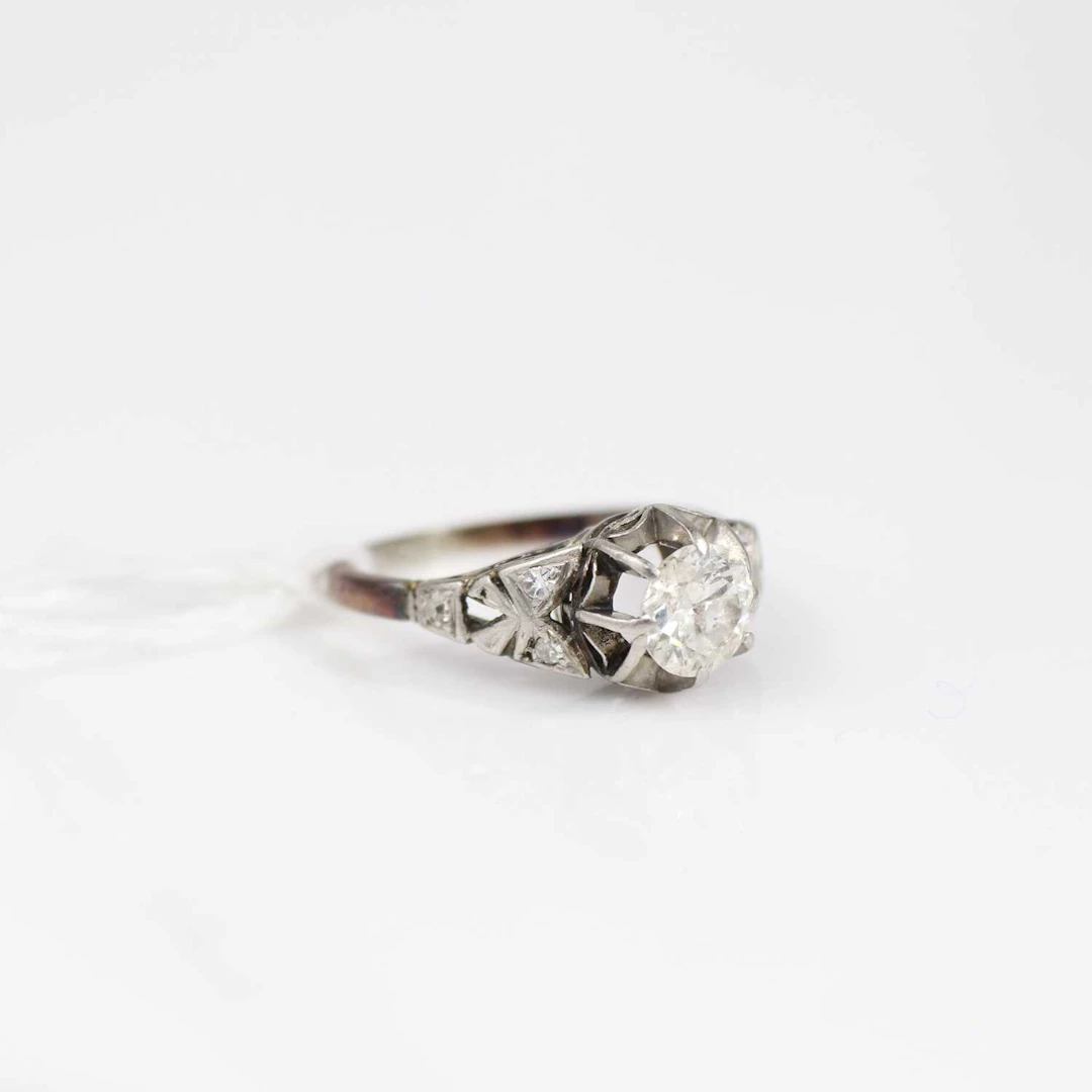 Lot 230 - An 18ct gold and platinum diamond solitaire
