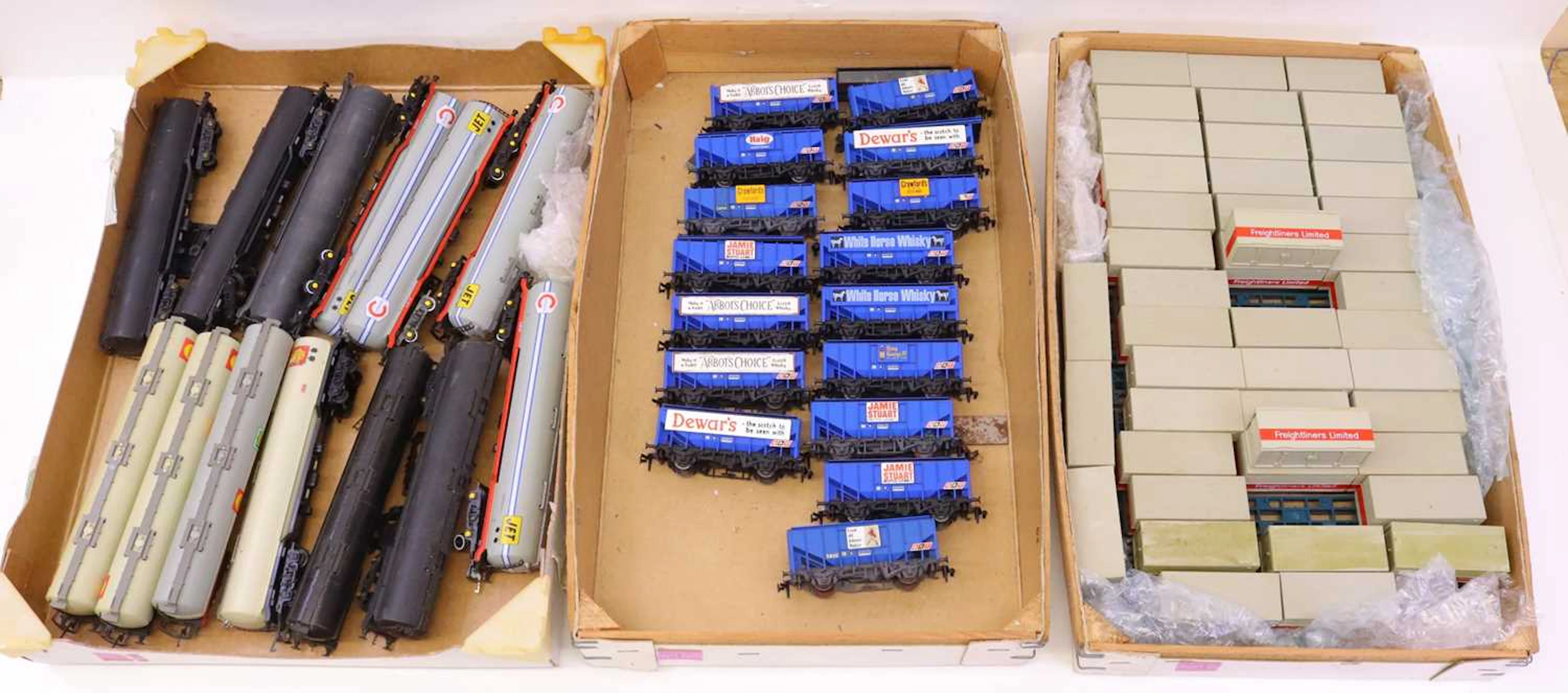 Lot 671 - Three trays containing various 00 gauge