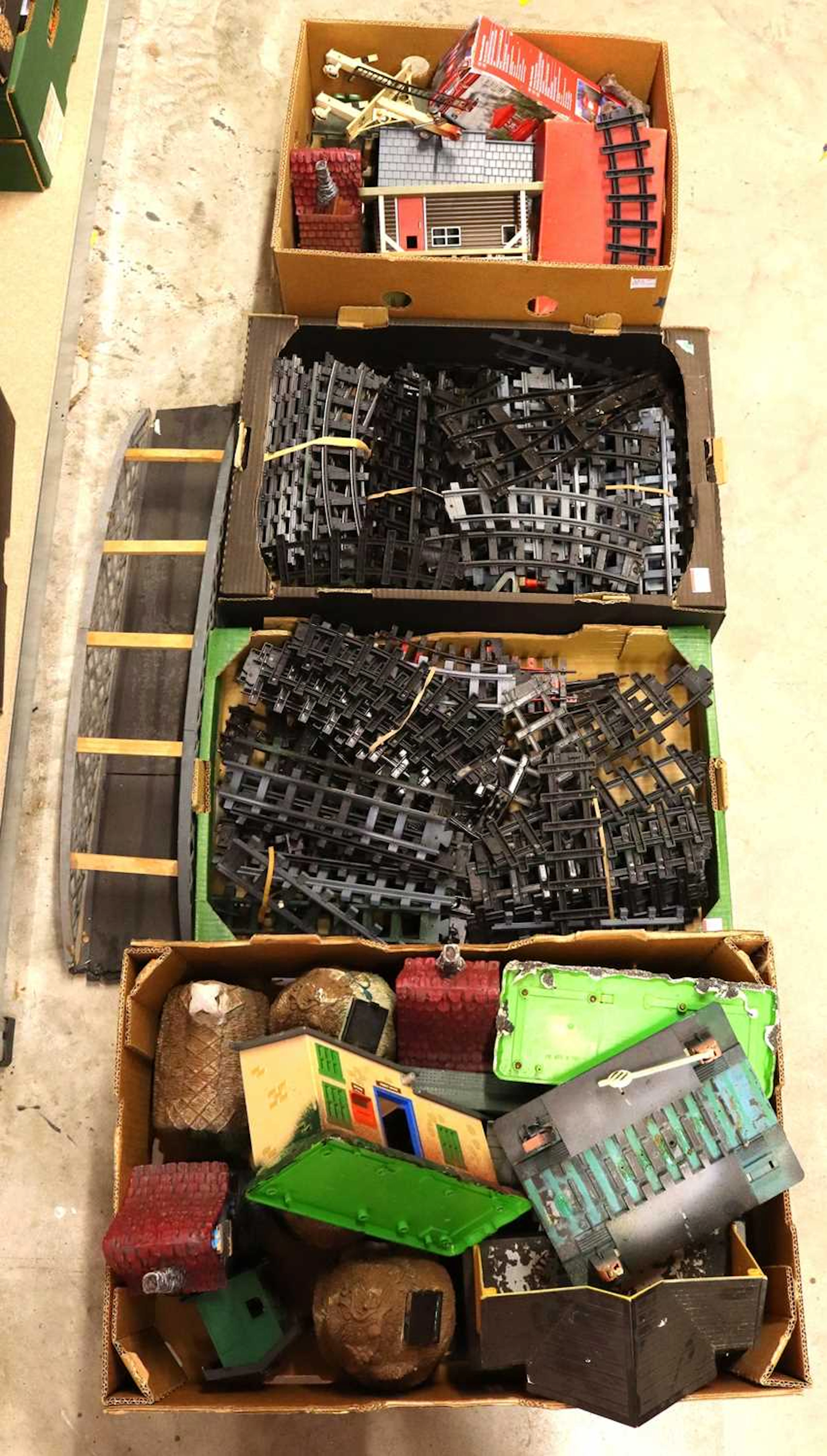 Lot 606 - Five boxes containing various 0 gauge track