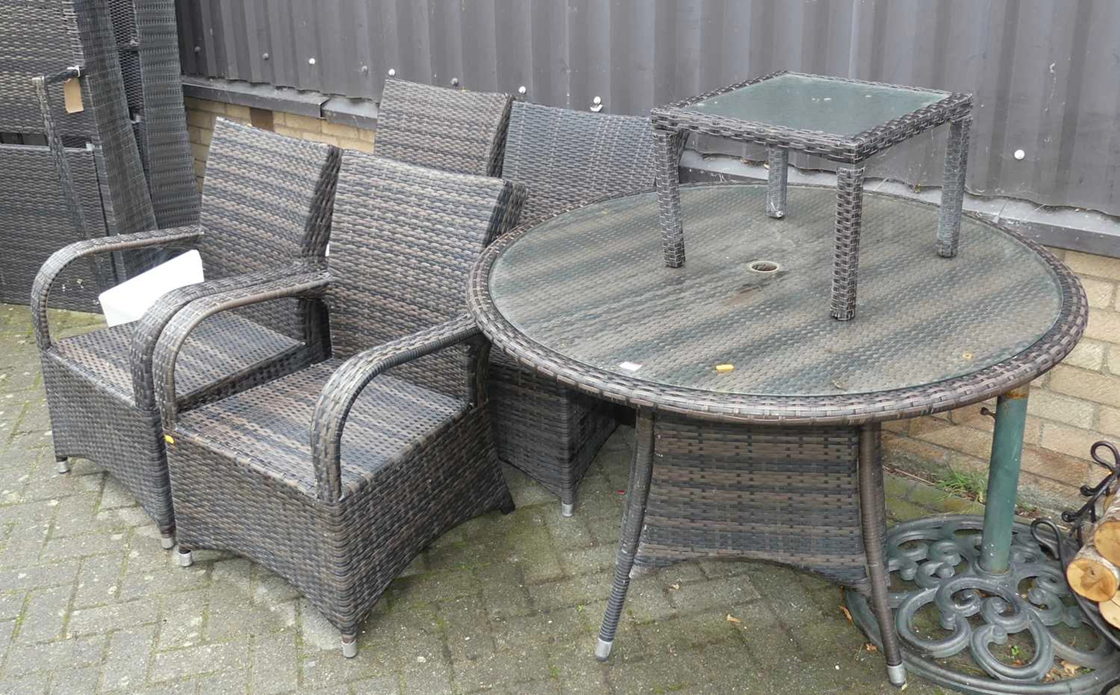 Lot 1431 - Contemporary rattan patio furniture, to