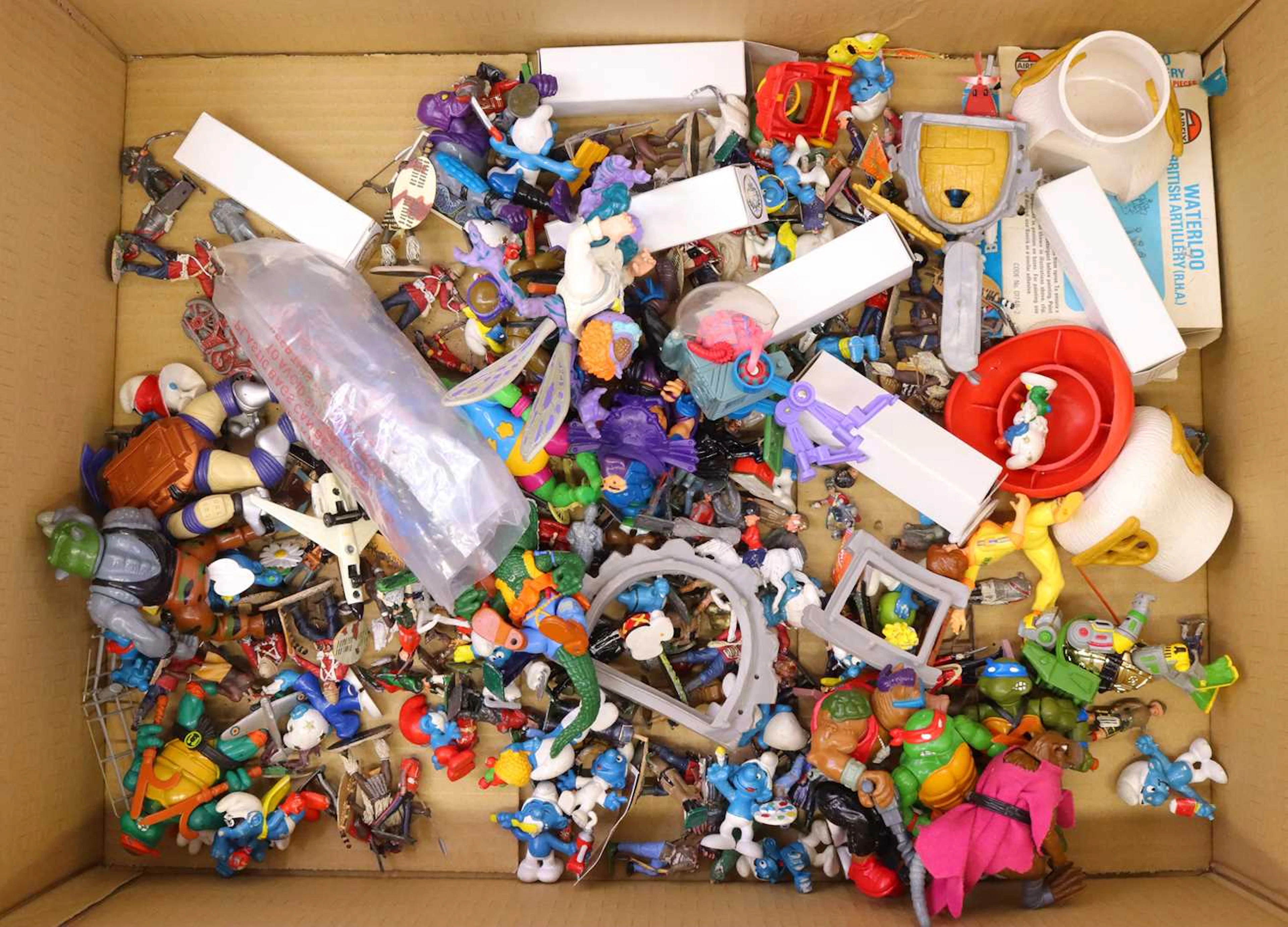 Lot 305 - One tray containing various plastic, lead