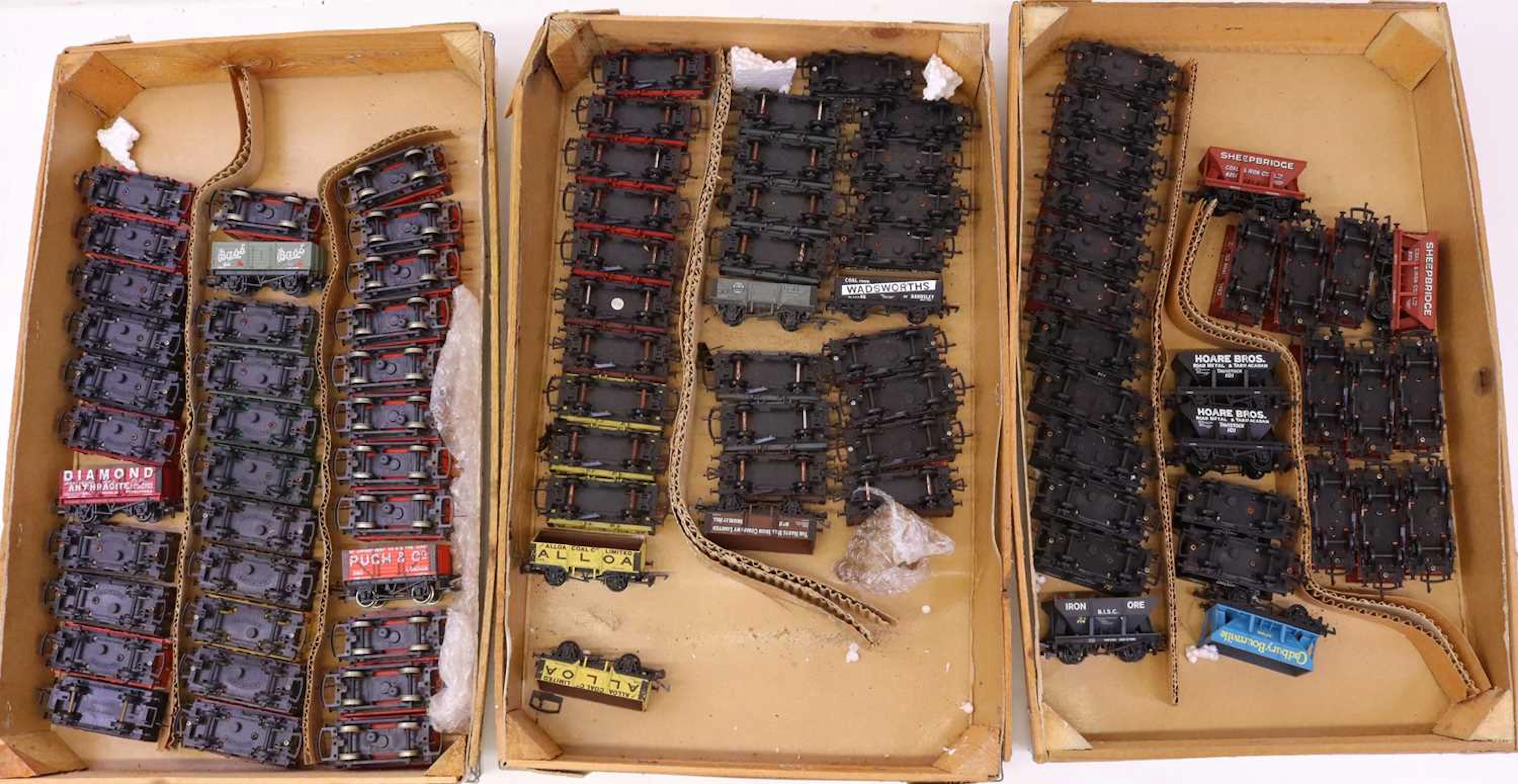 Lot 680 - Three trays containing various 00 gauge