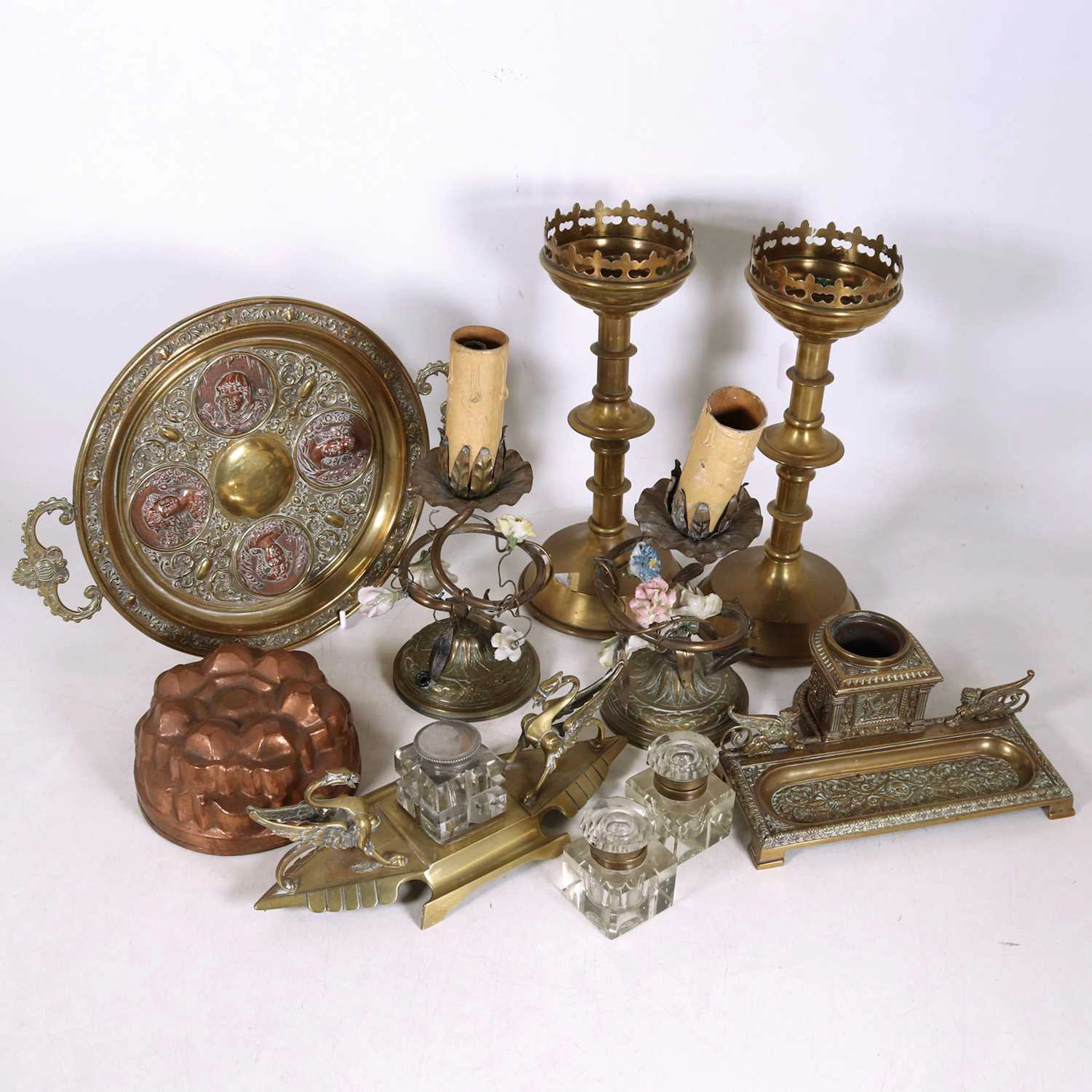 Lot 30 - A collection of metalware, to include a brass