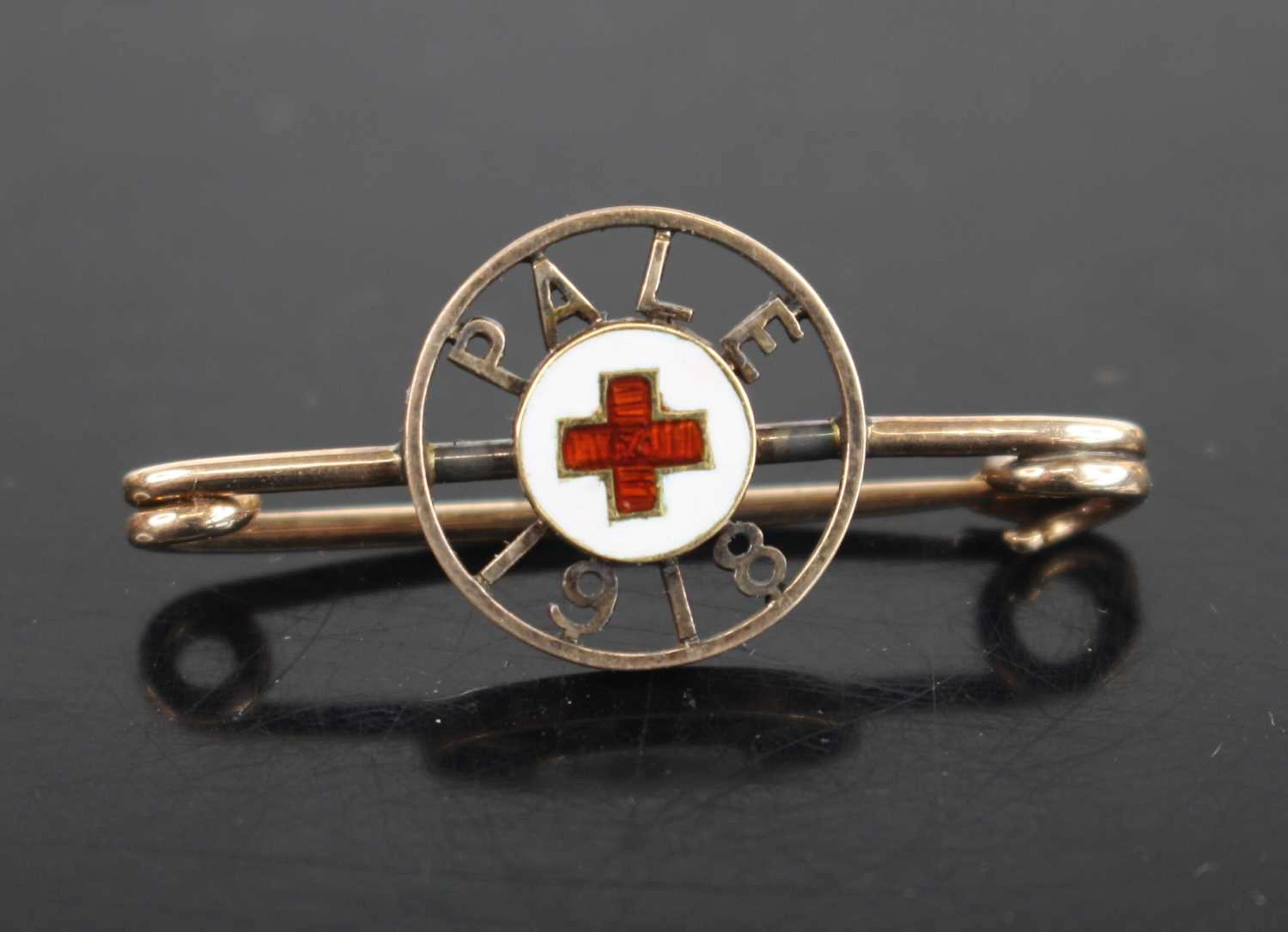 Lot 1028 - A WW I yellow metal sweetheart brooch, the