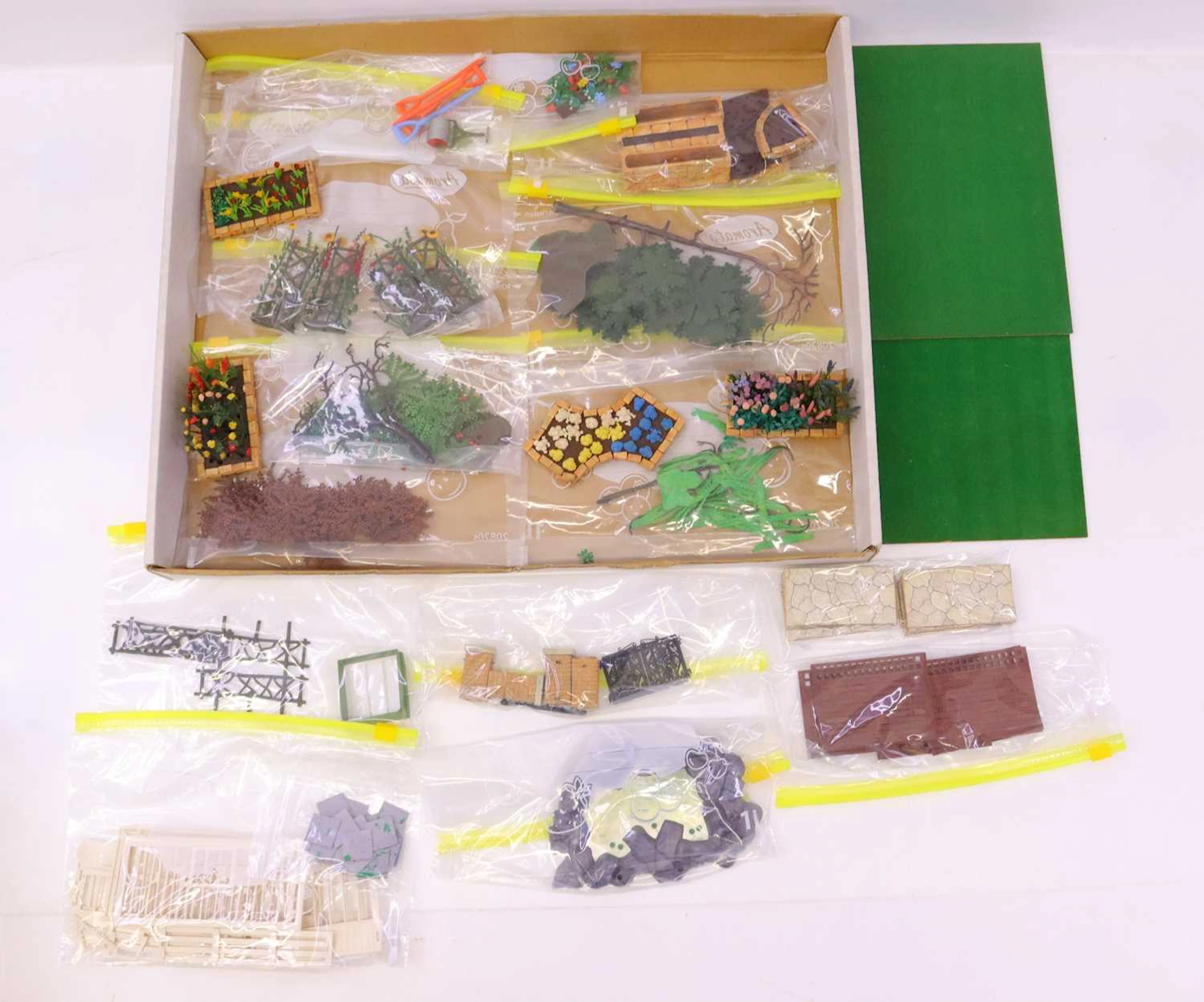 Lot 449 - Small collection of plastic Britains Floral