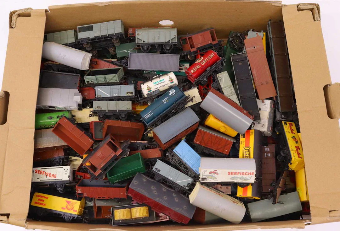 Lot 556 - One tray containing various 00 gauge wagons