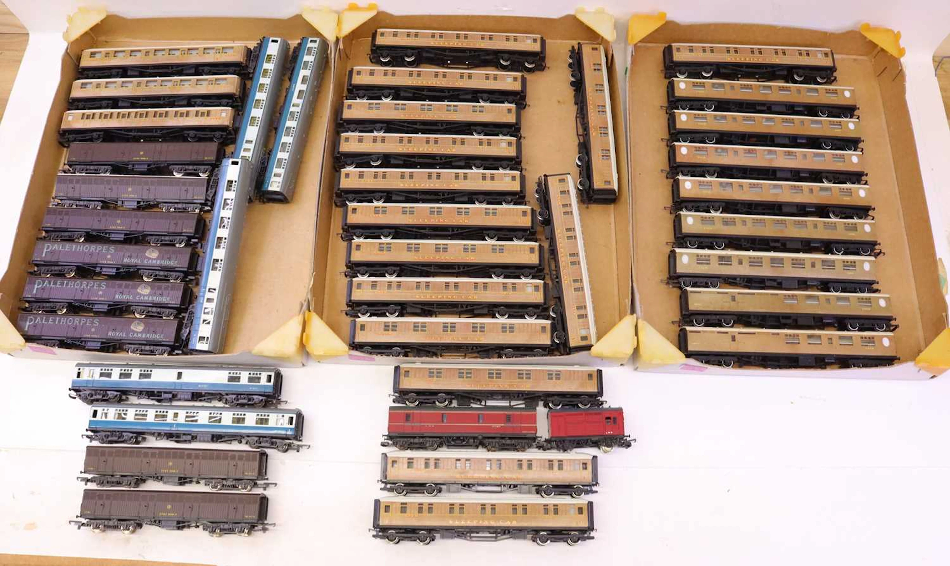 Lot 623 - Three trays containing various 00 gauge