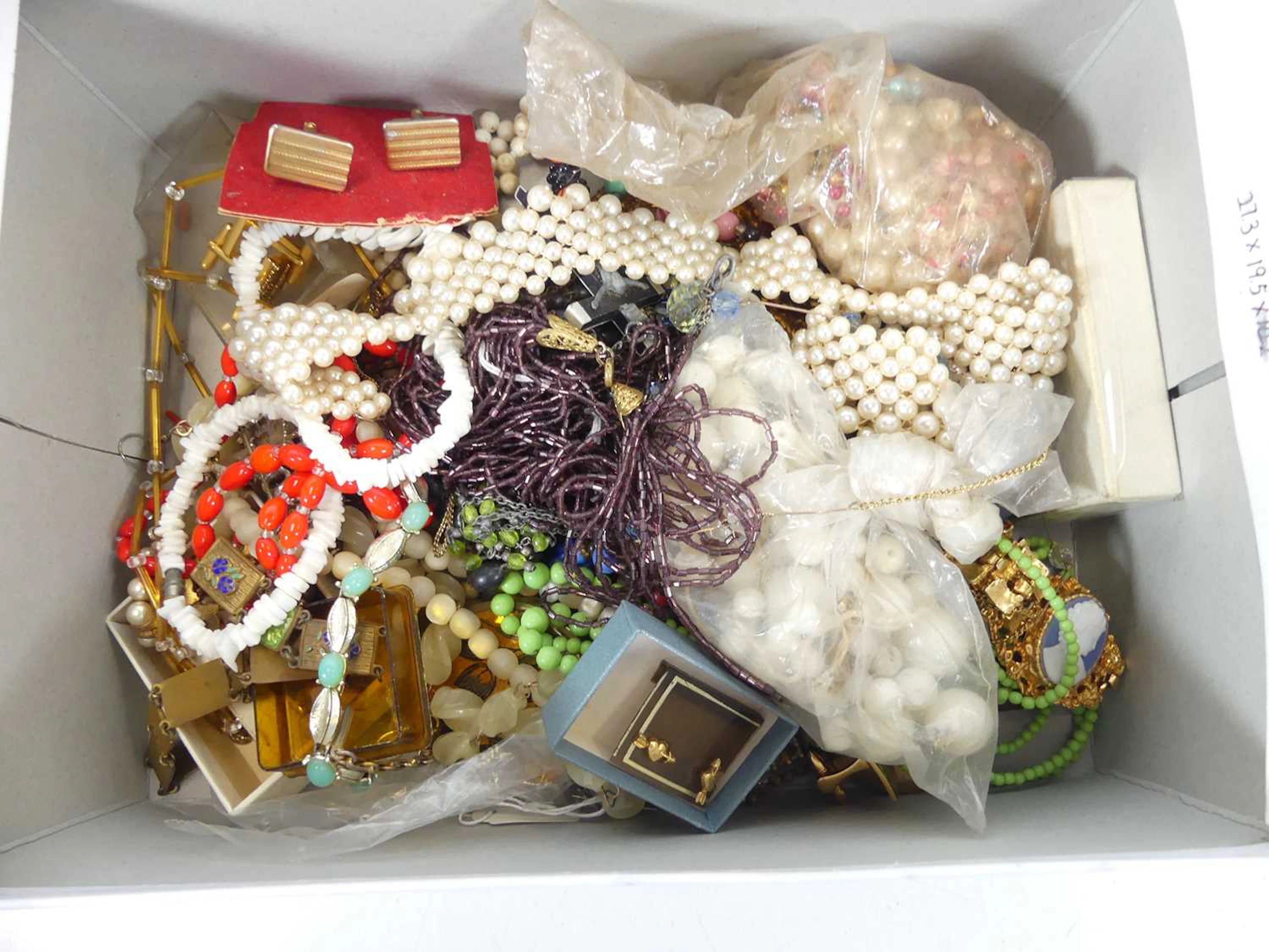 Lot 385 - A collection of miscellaneous costume
