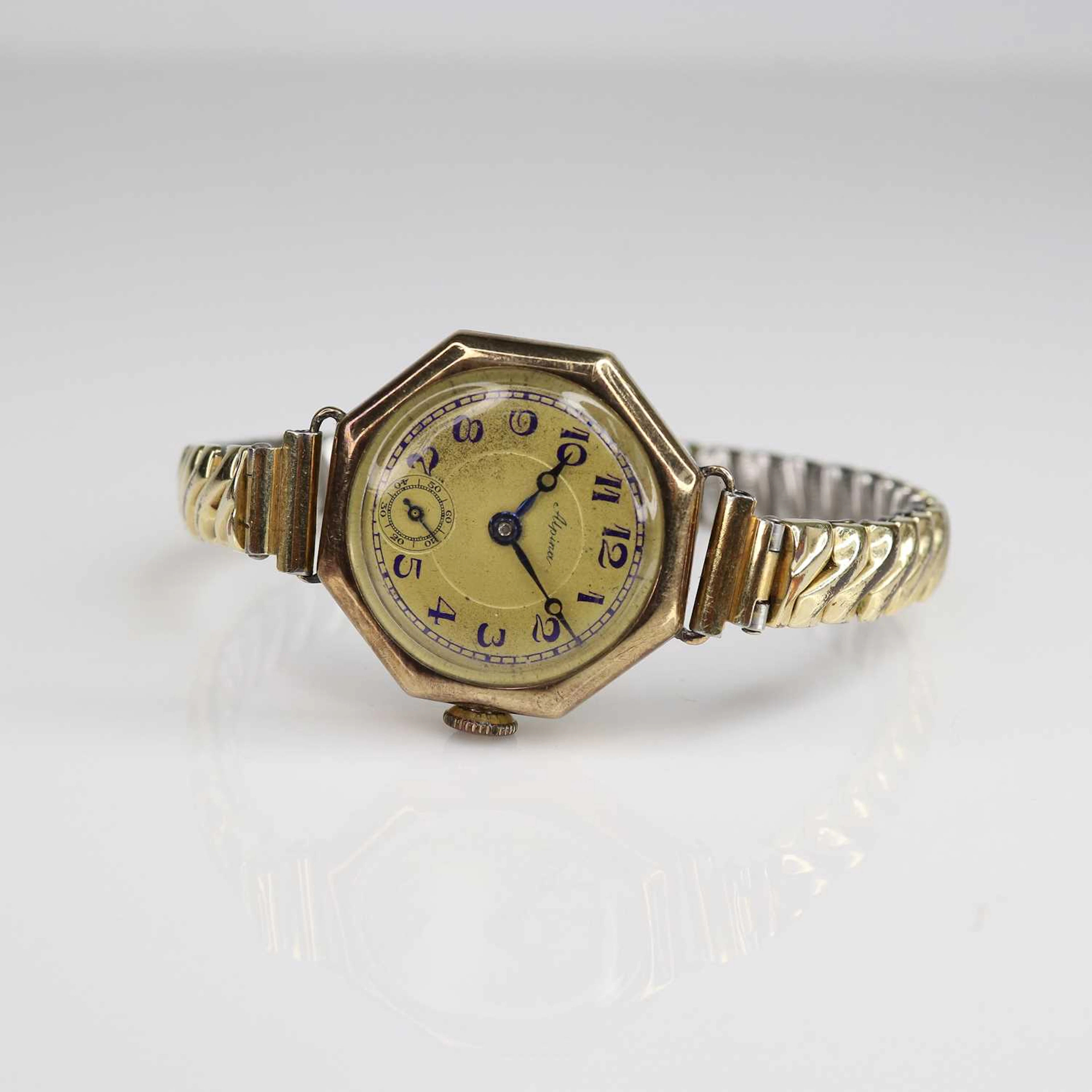 Lot 243 - An Art Deco lady's 14ct gold cased manual