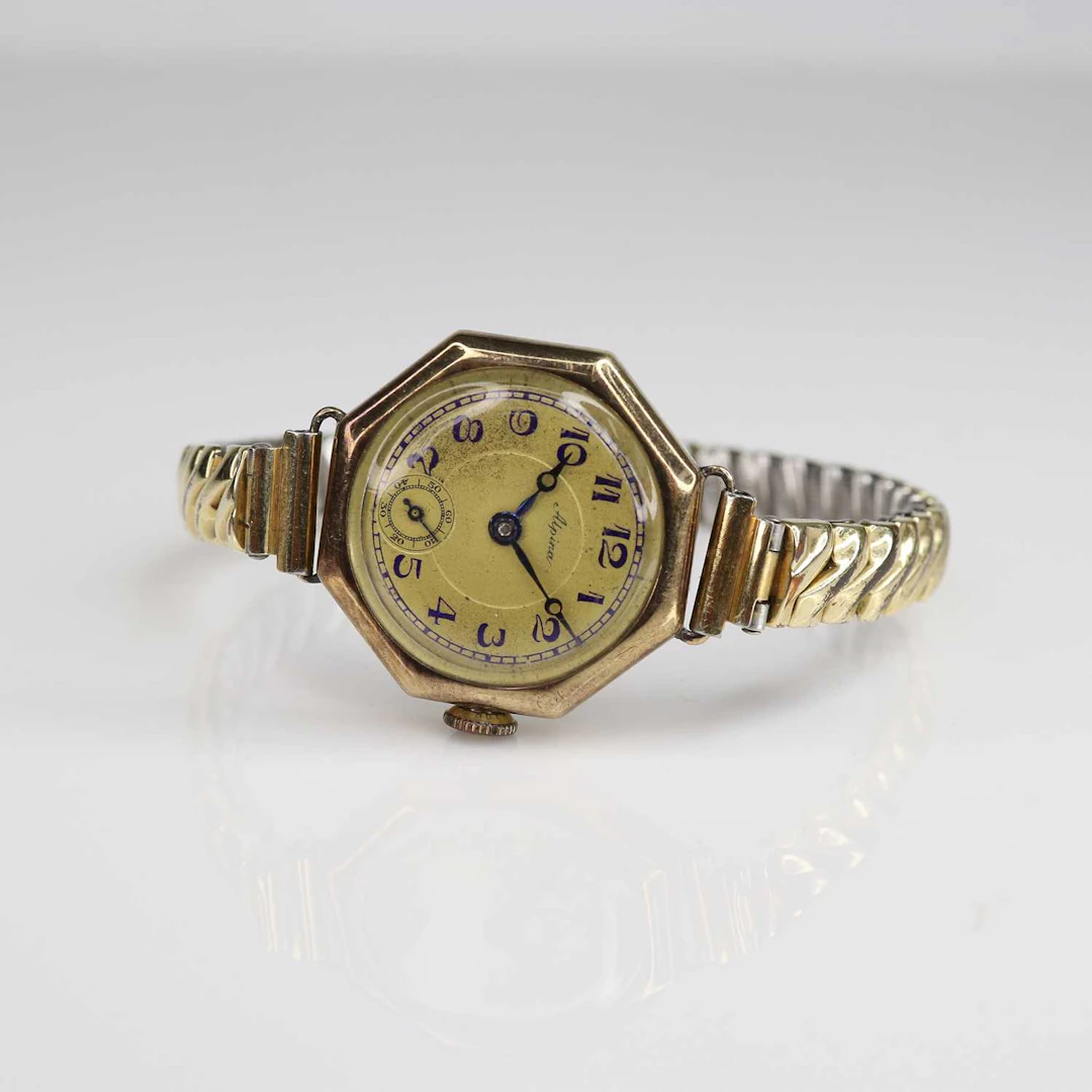 Lot 243 - An Art Deco lady's 14ct gold cased manual