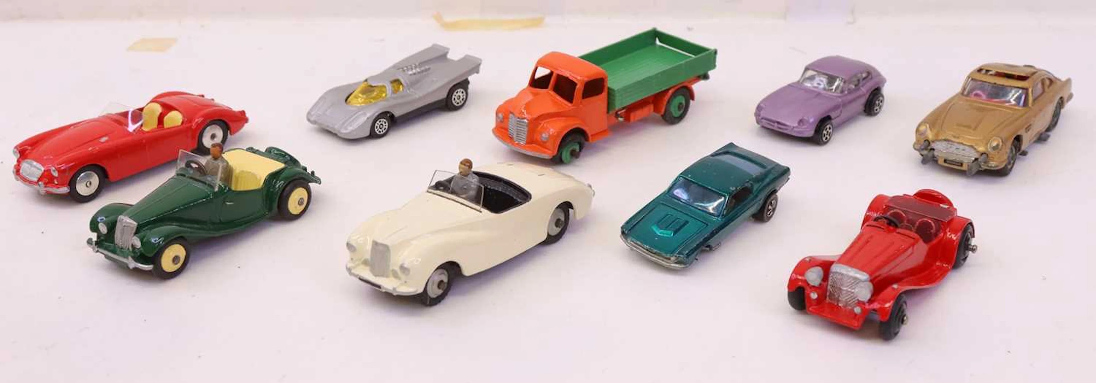 Lot 276 - A small group of Dinky, Corgi and Hot Wheels