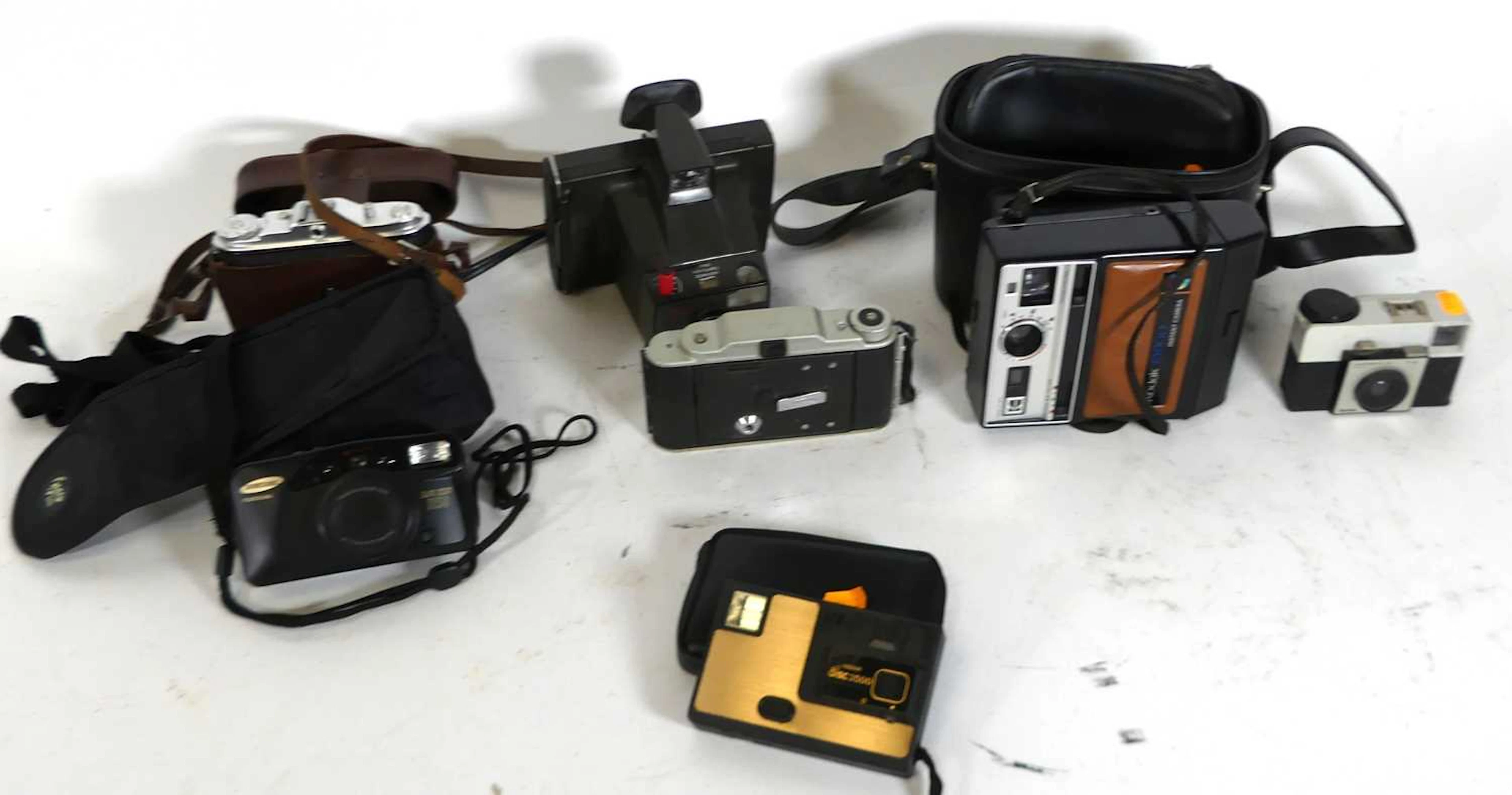 Lot 477 - A box of cameras, to include a Polaroid