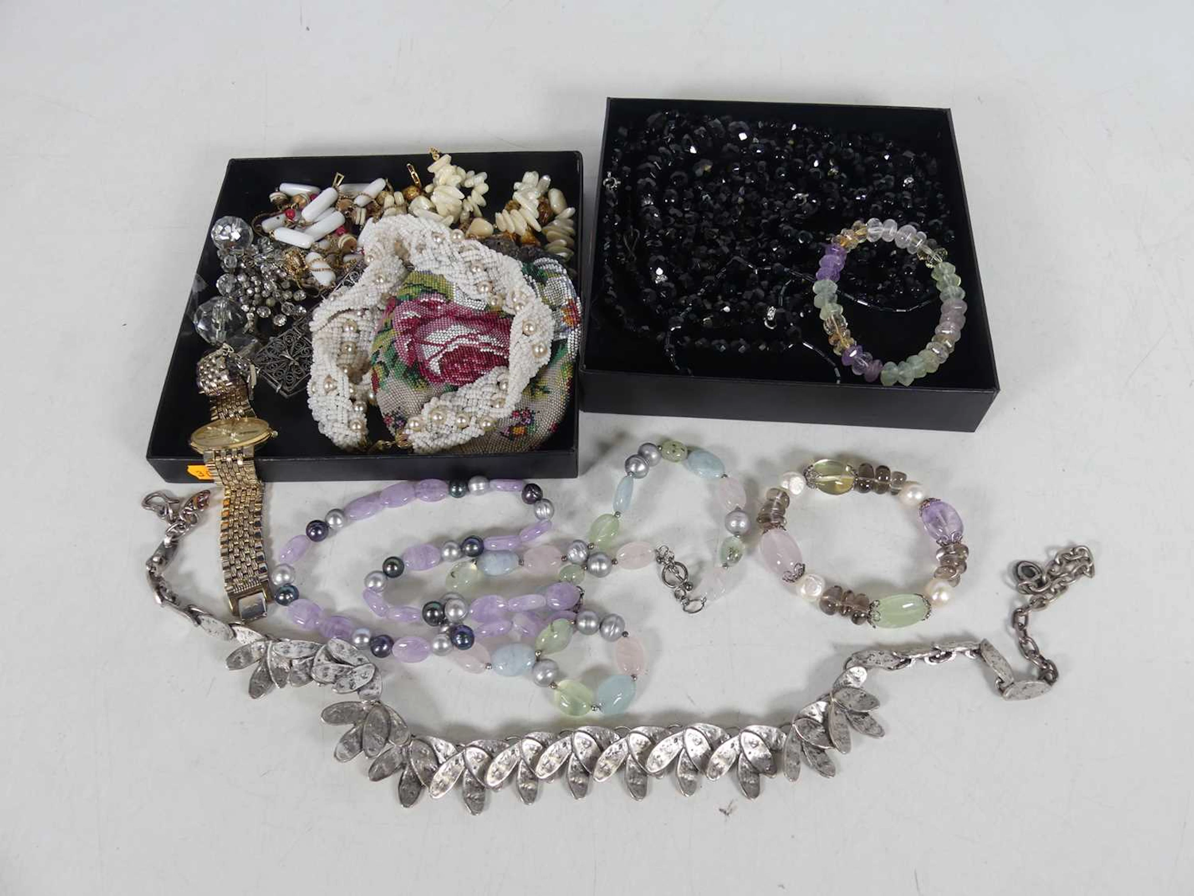 Lot 270 - A collection of costume jewellery to include