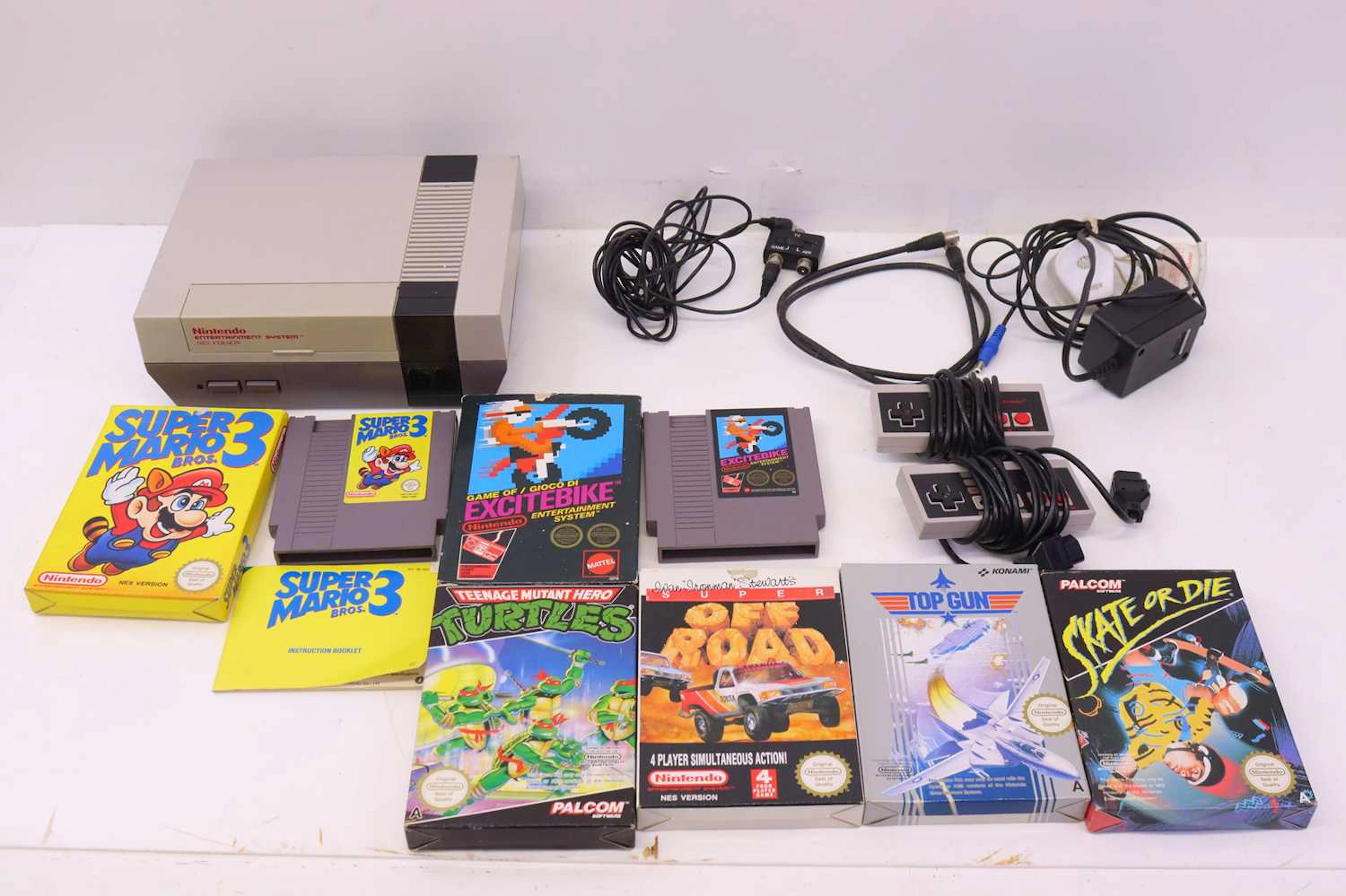Lot 597 - A Nintendo Entertainment System NES set