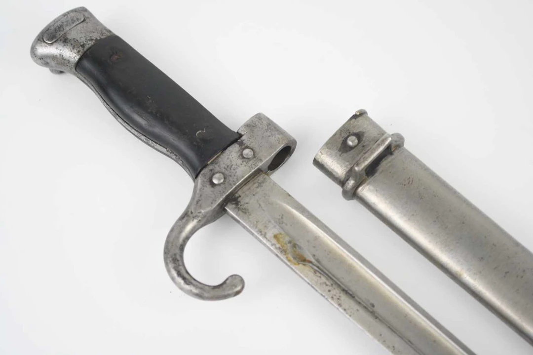 Lot 1072 - A French Model 1892 Berthier bayonet