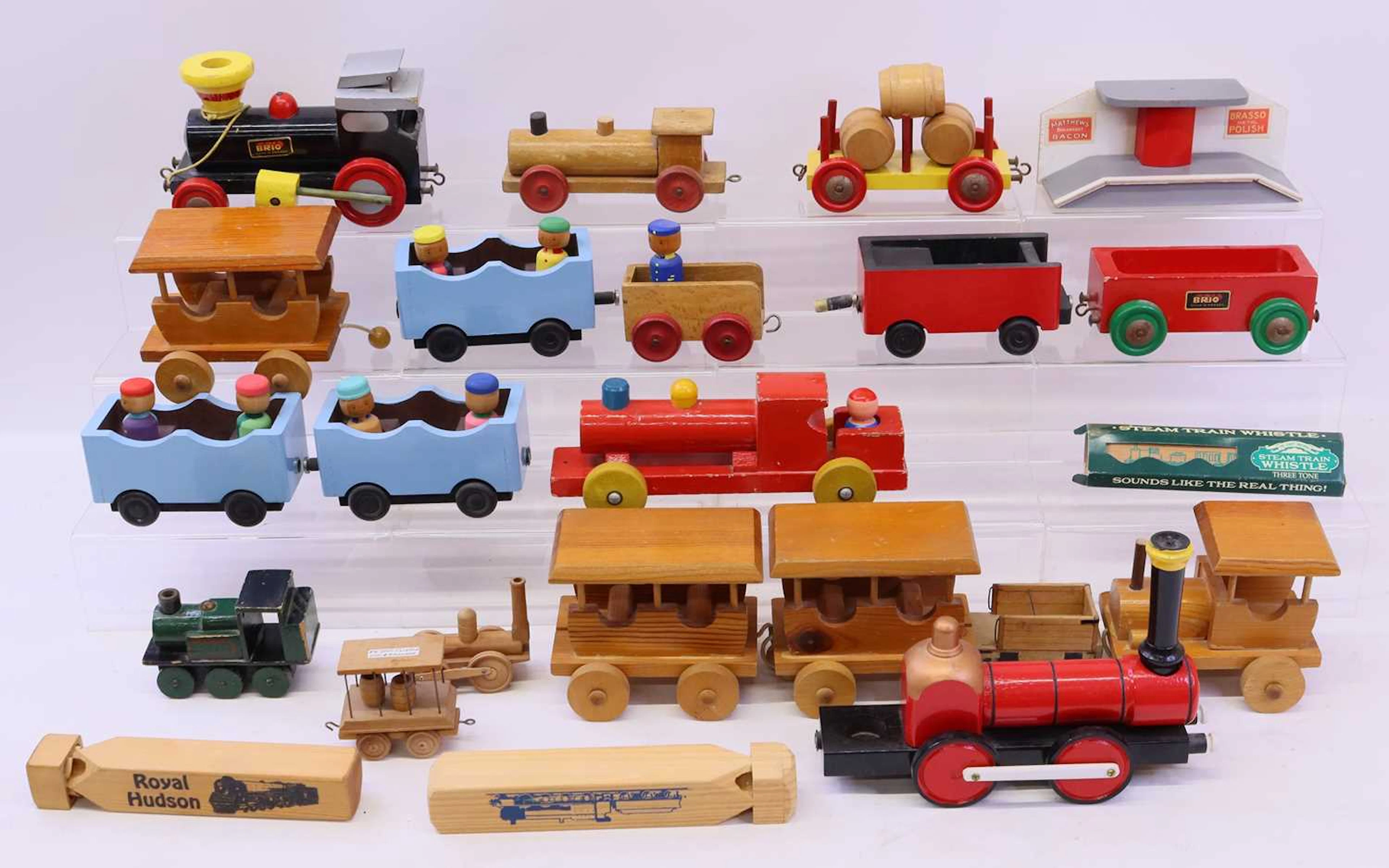 Lot 256 - A tray of larger scale (than normal BRIO)