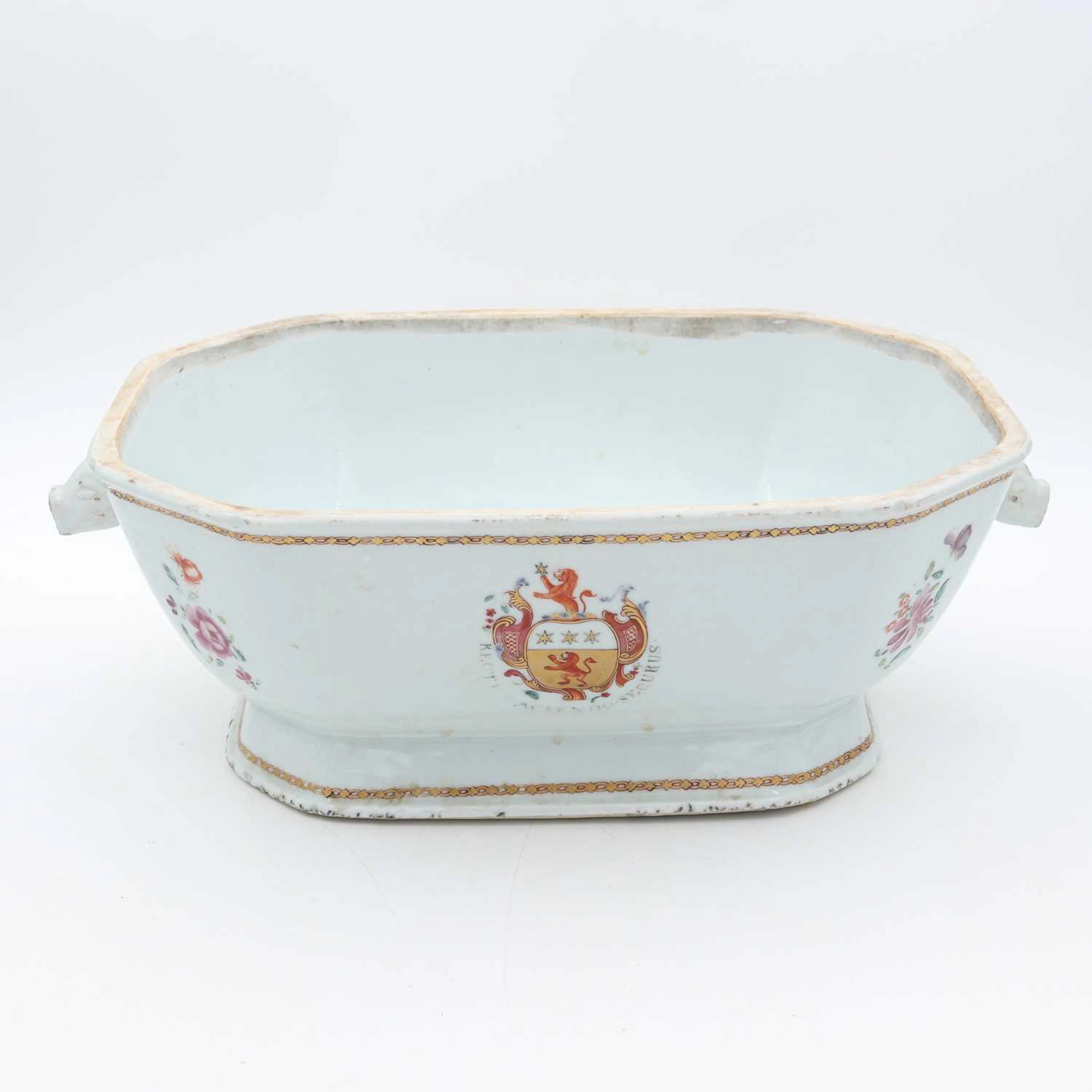 Lot 16 - A 19th century Chinese export porcelain