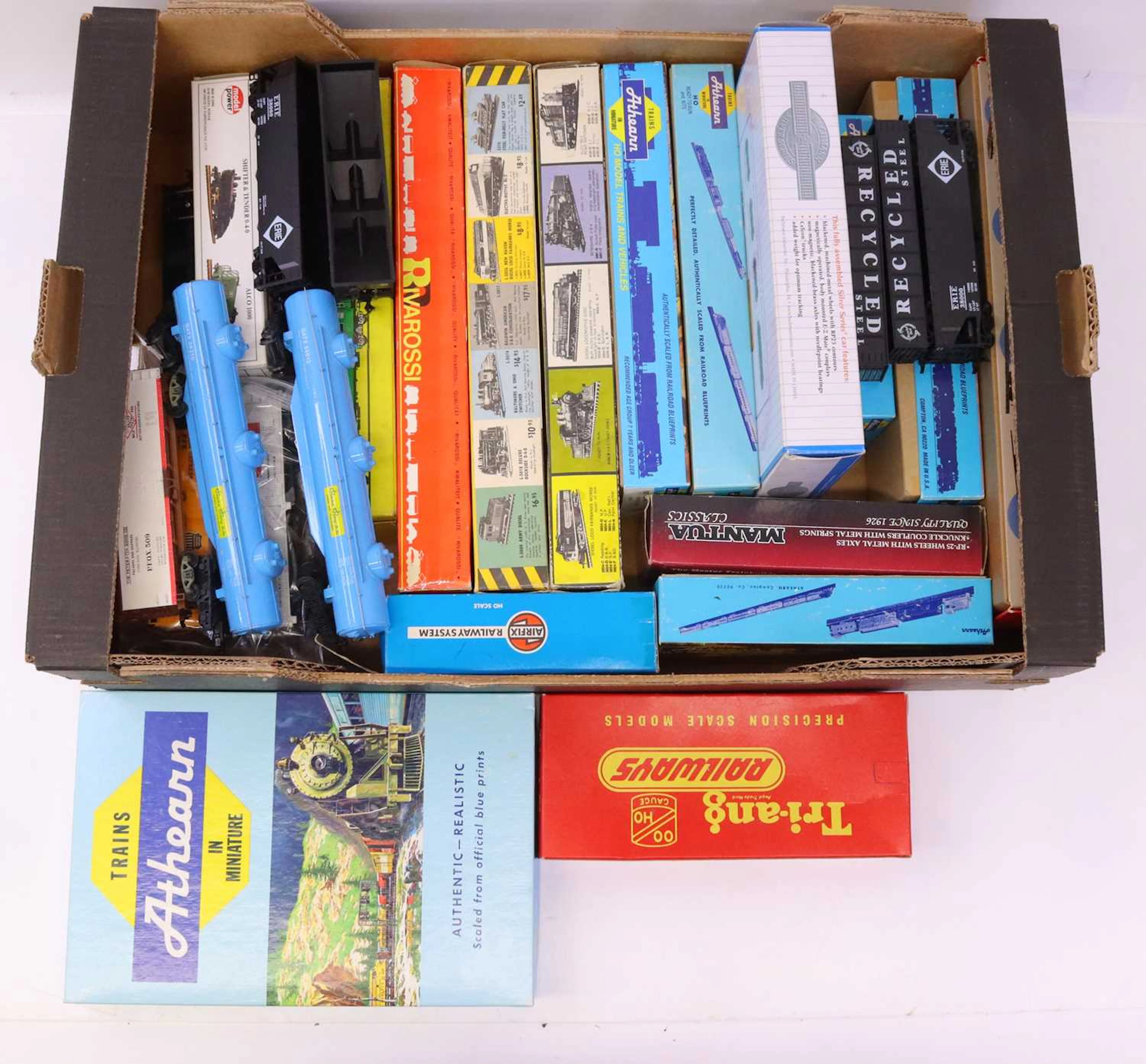 Lot 742 - One tray containing various HO gauge