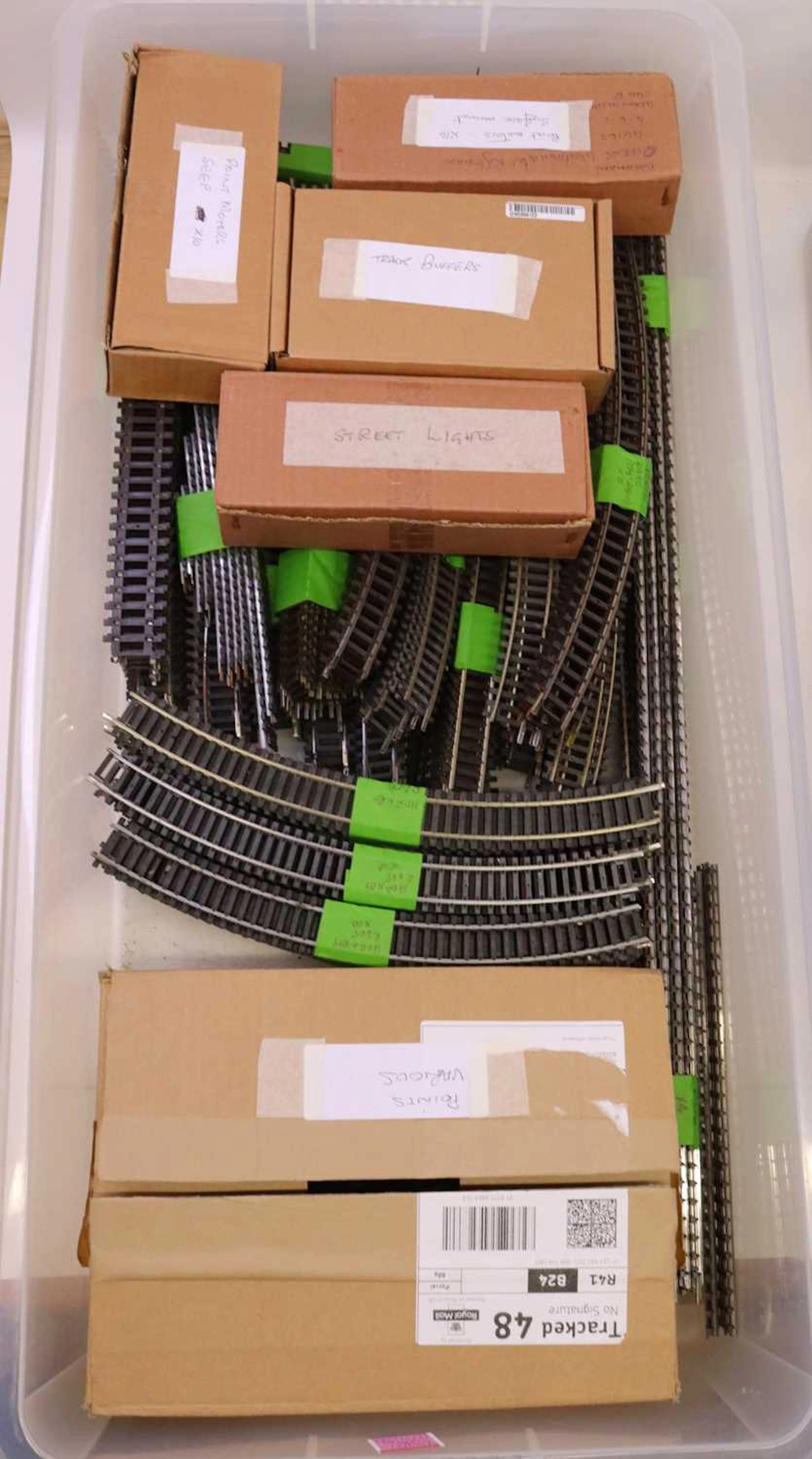 Lot 652 - Large plastic lidded crate containing 00
