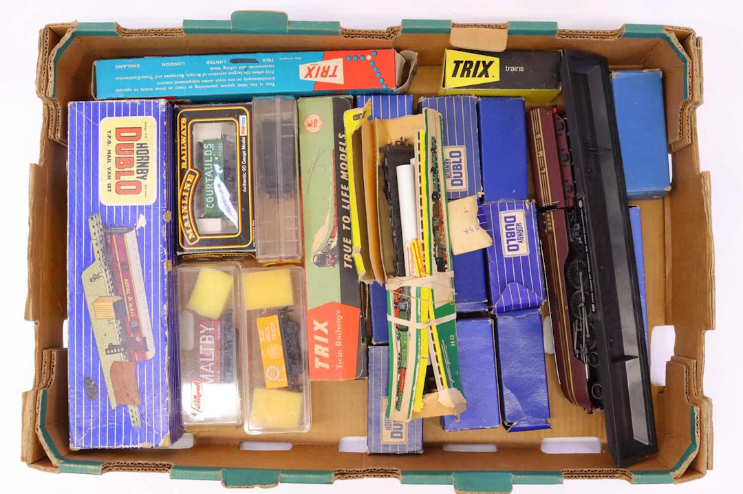 Lot 560 - One tray containing various 00 gauge wagons