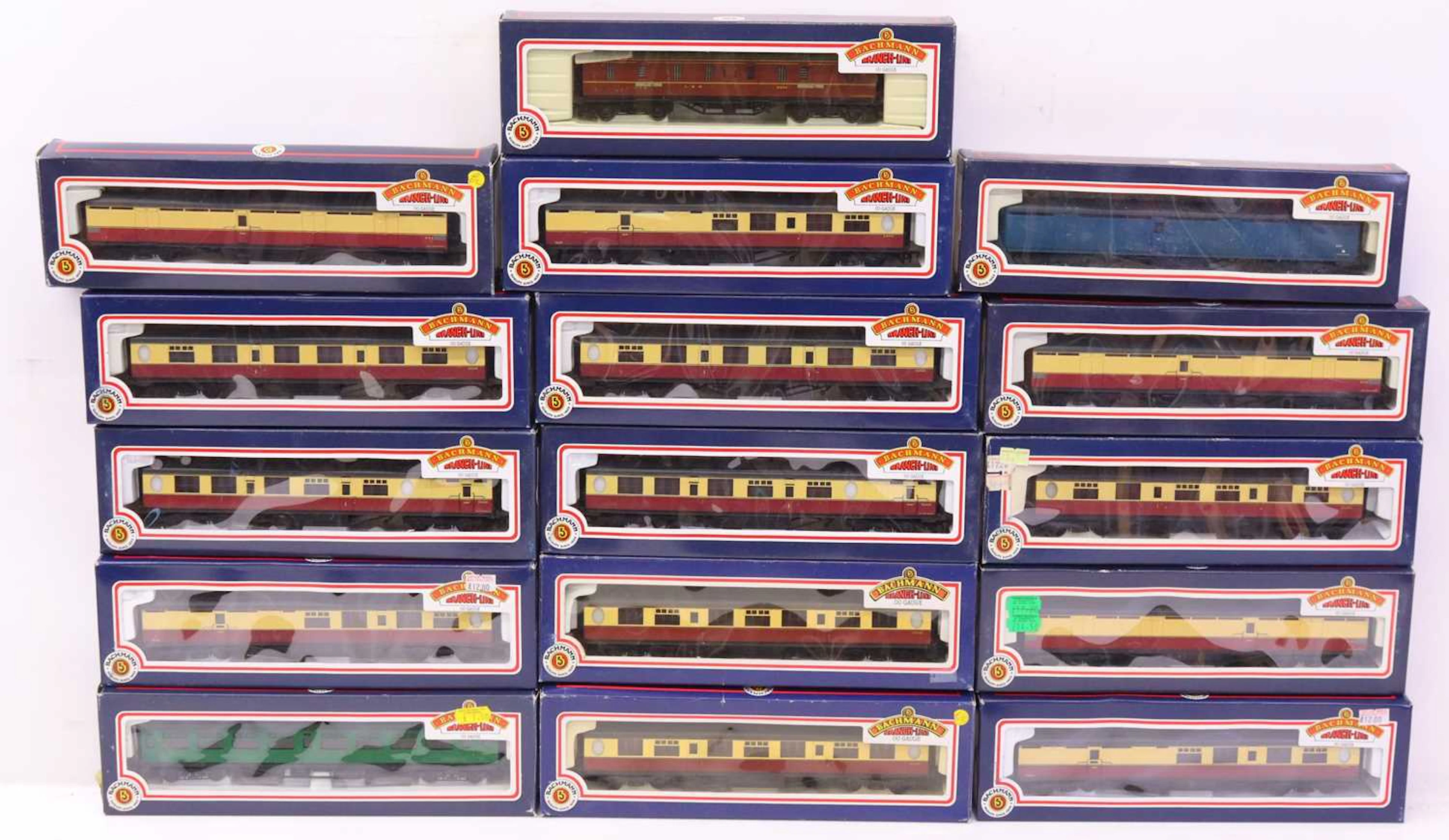 Lot 421 - One tray containing various Bachmann 00
