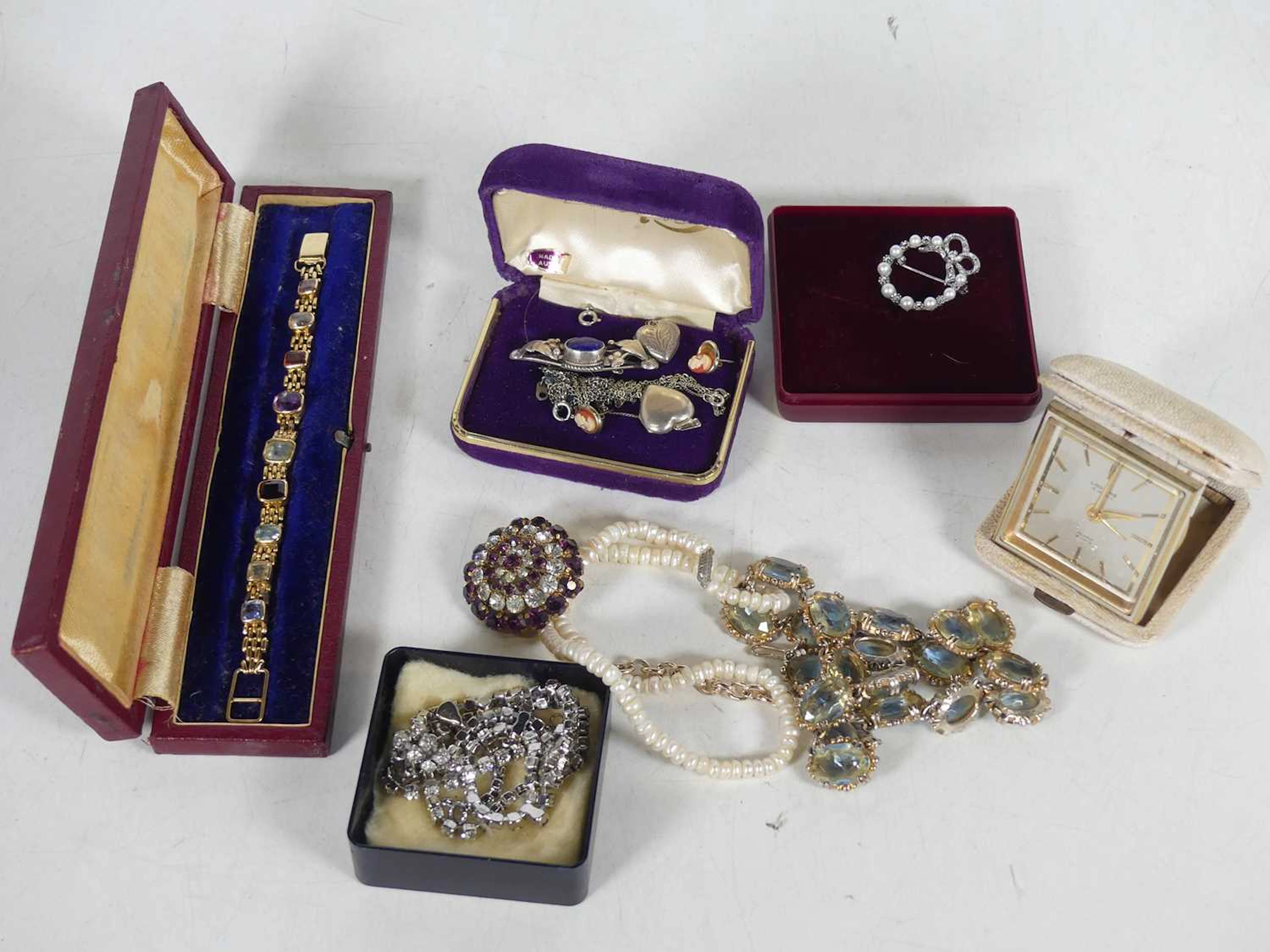 Lot 271 - A collection of jewellery to include a white