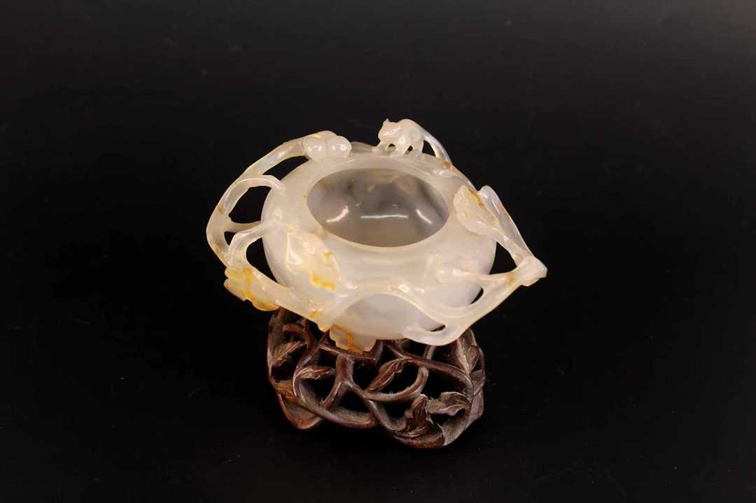 Lot 46 - A Chinese Carved Agate 'Squirrel and Grapes'