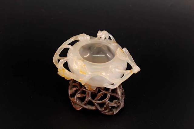 Lot 46 - A Chinese Carved Agate 'Squirrel and Grapes'