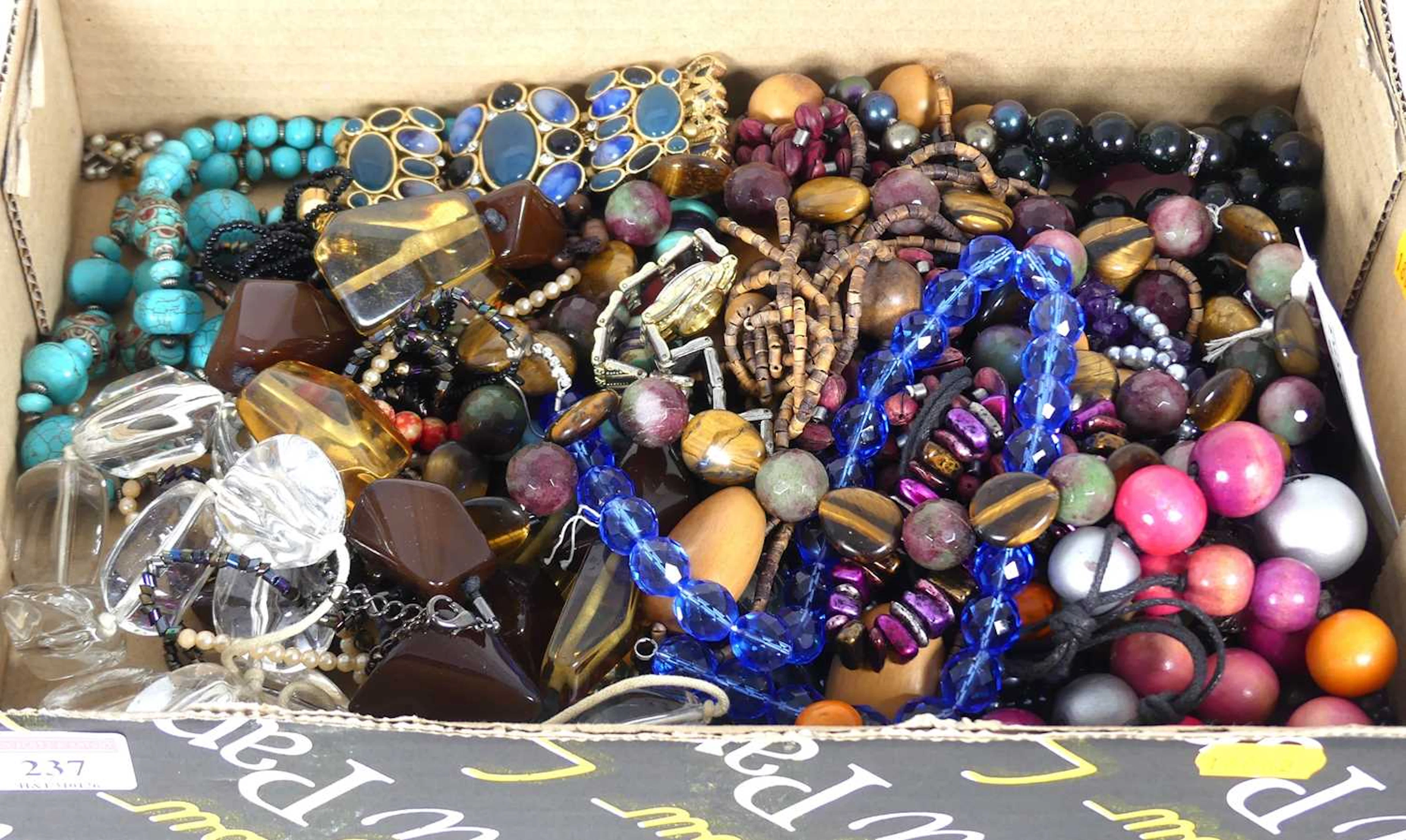Lot 237 - A collection of assorted costume jewellery