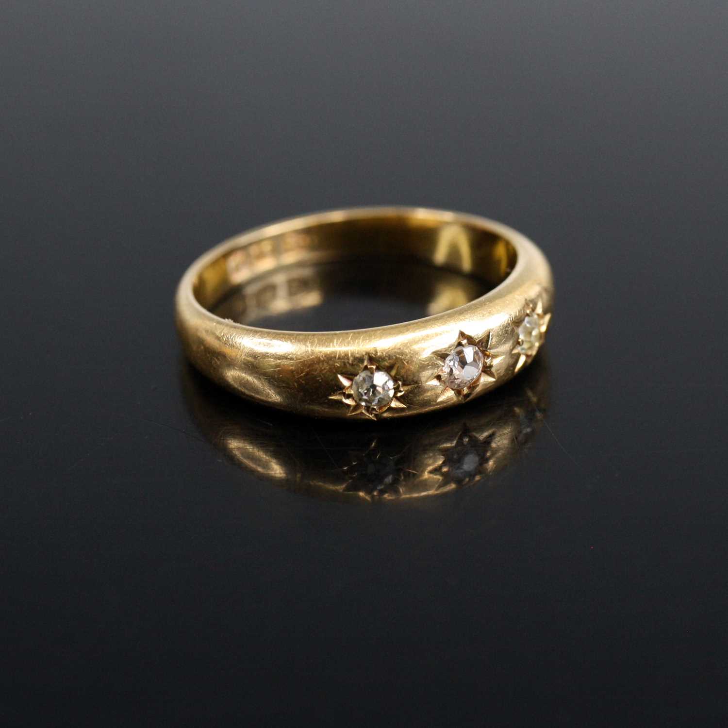 Lot 2007 - An 18ct yellow gold diamond 3-stone ring