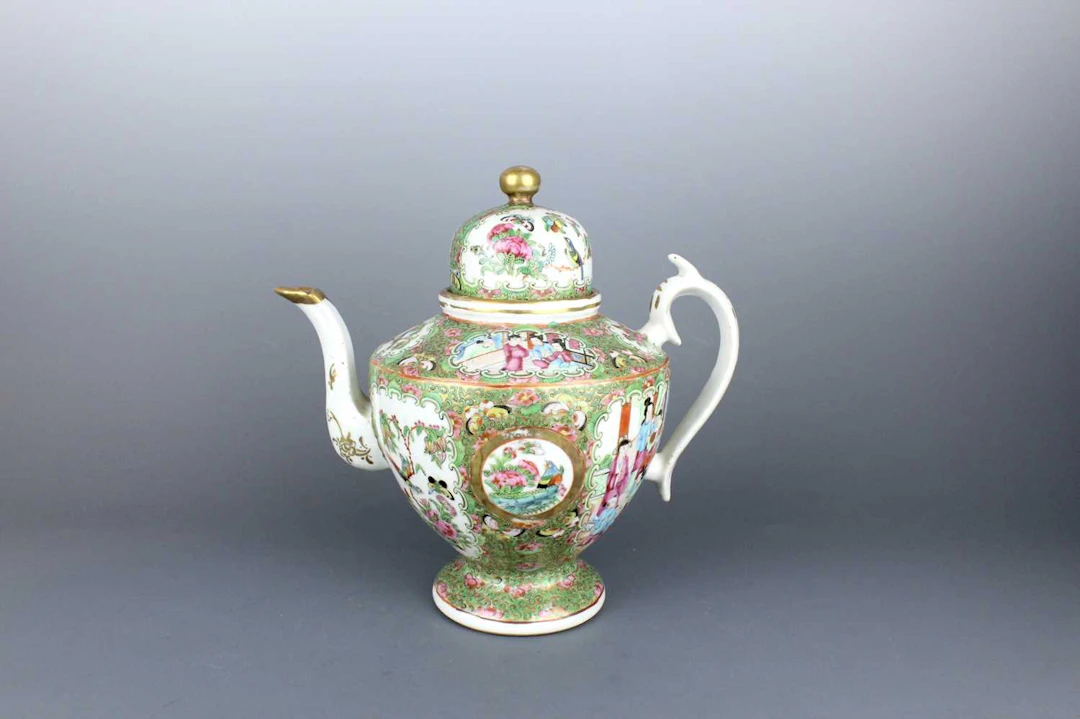 Lot 141 - A large Chinese Canton famille rose teapot