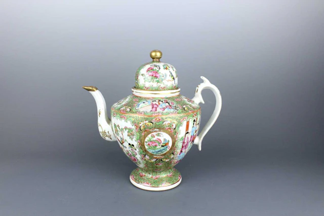 Lot 141 - A large Chinese Canton famille rose teapot